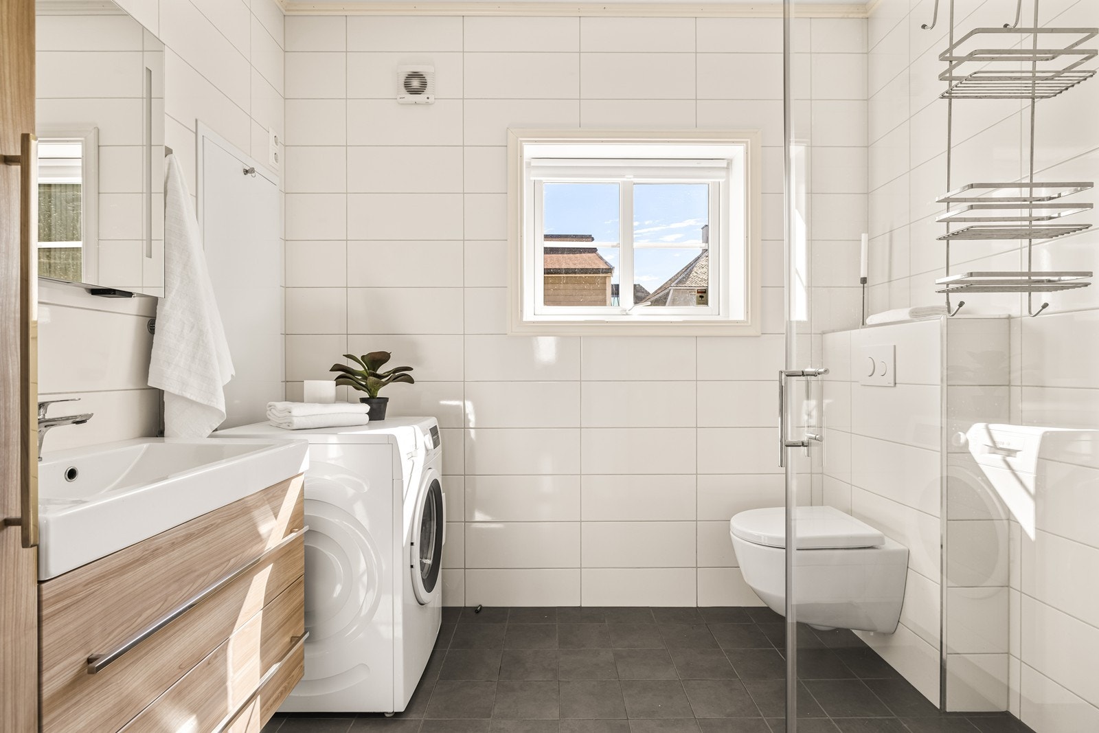 Pent bad med opplegg til vaskemaskin. Galleribilde