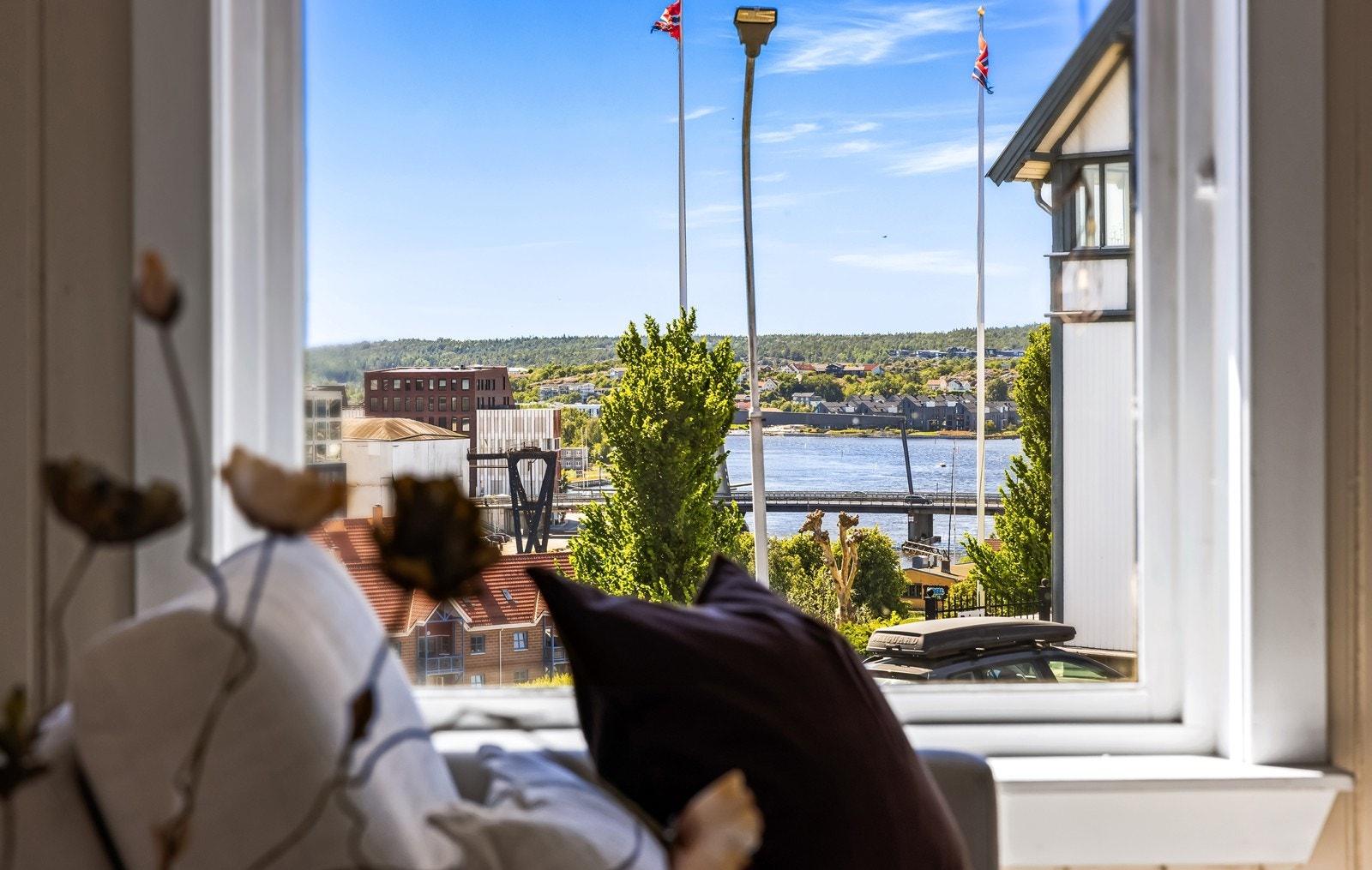 Nyt en fantastisk utsikt mot Glomma og nærområdet - rett fra boligen. Galleribilde