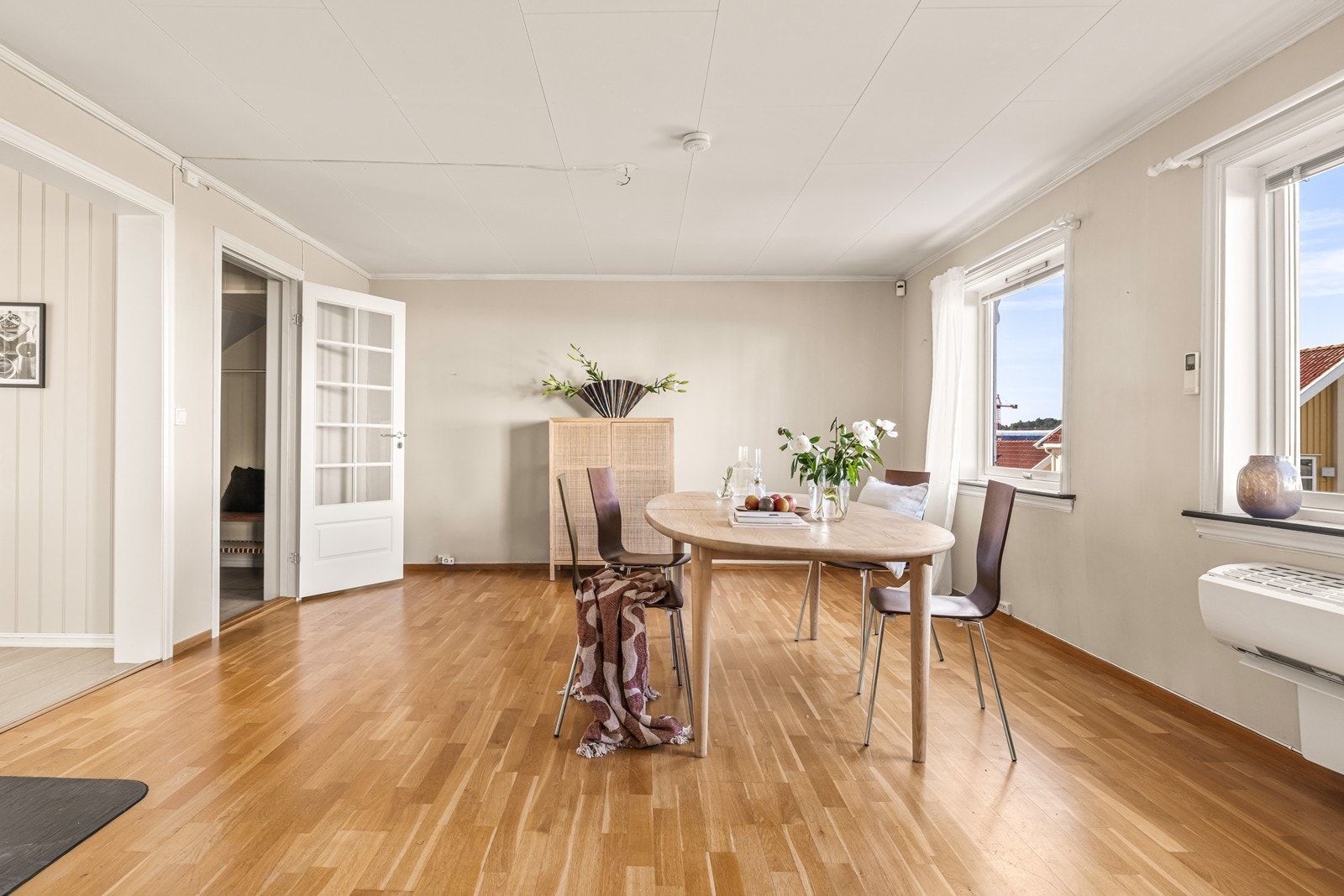 Romslig spisestue med god plass til familie og gjester. Rommet varmes opp av en varmepumpe. Galleribilde