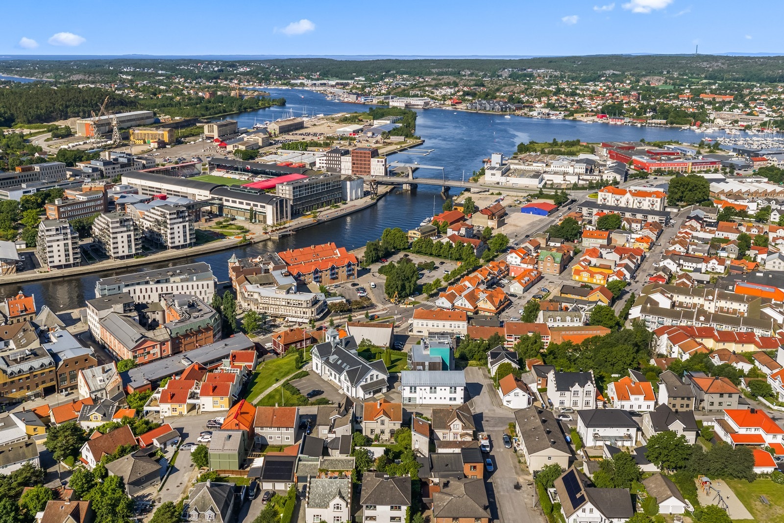 Attraktiv beliggenhet med kort vei til sentrum og flott utsikt mot elva. Galleribilde