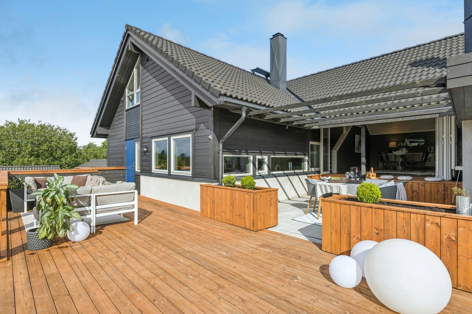 Her kan man flytte seg etter solen og nyte den hele dagen. Galleribilde