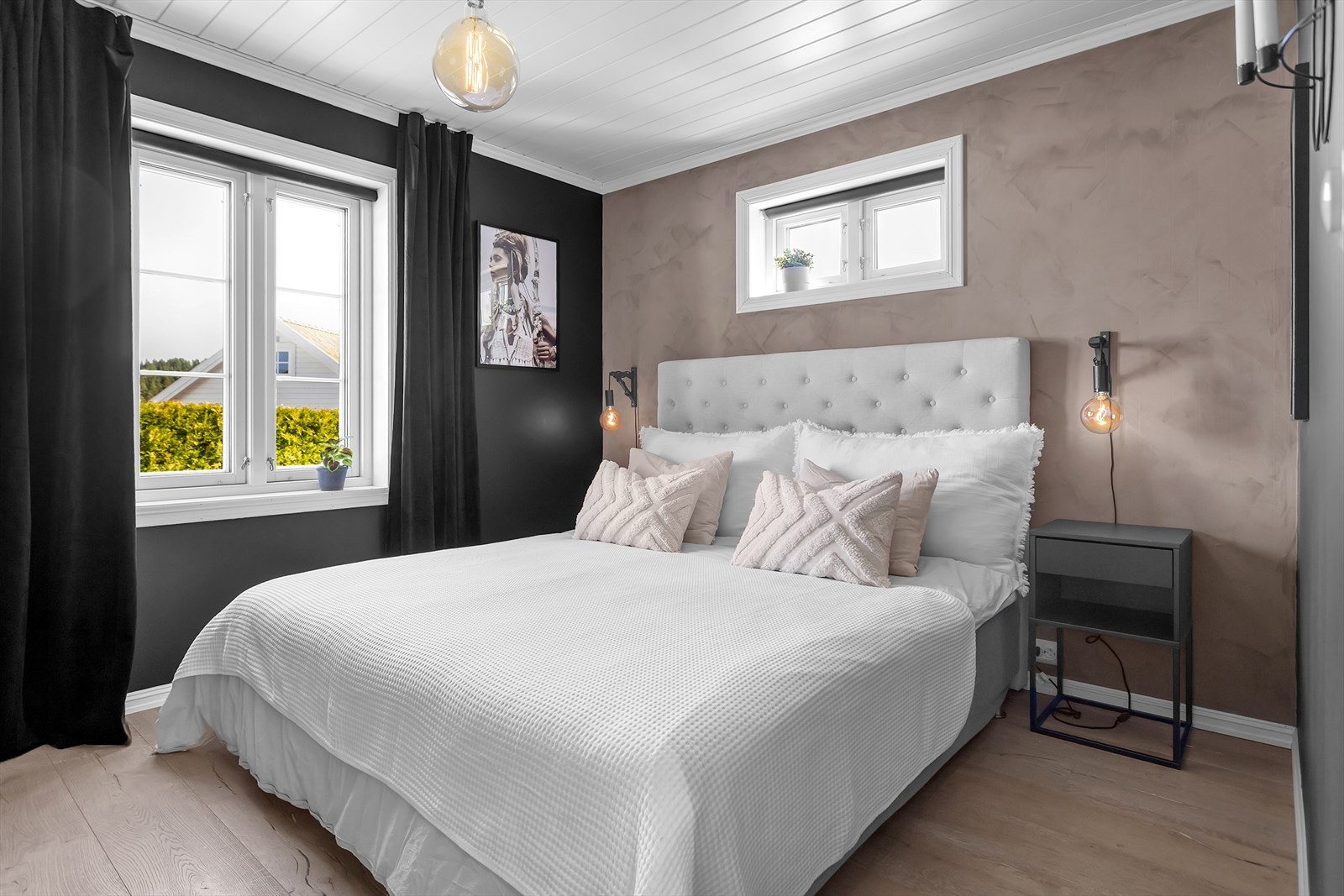Romslig soverom i første etasje med malte plater på veggene, som gir et lyst, rent og moderne uttrykk. Galleribilde