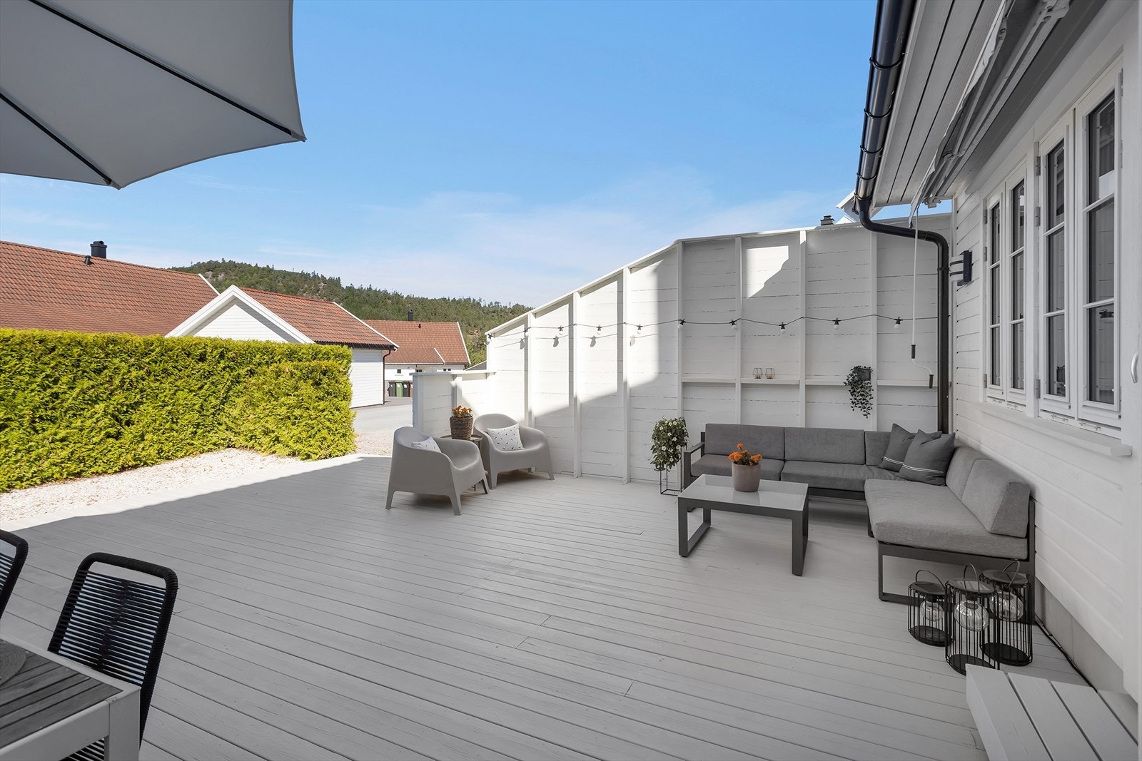 Hele uteområdet er skjermet og privat, en perfekt arena for sosiale sammenkomster. Galleribilde
