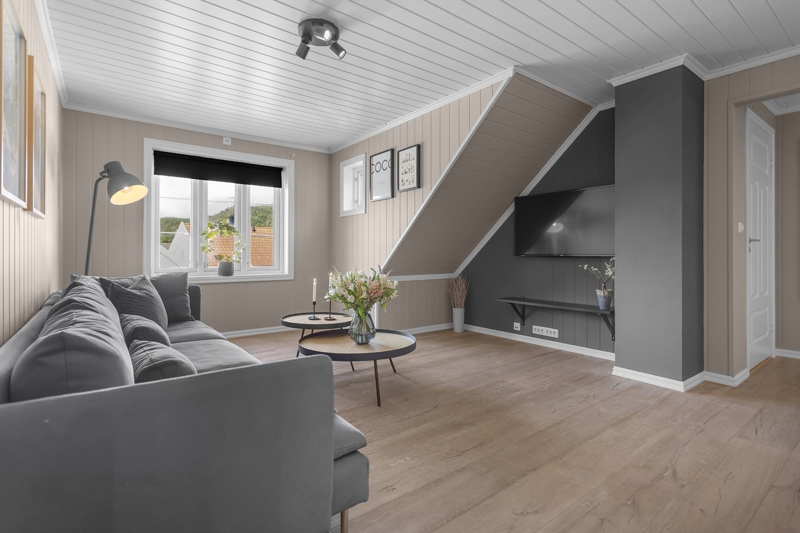 Loftstuen gir ekstra fleksibilitet og fungerer som en behagelig, tilbaketrukket sone der familien kan trekke seg tilbake for ro, lek eller avslapning - et verdifullt tillegg til boligens oppholdsarealer. Galleribilde