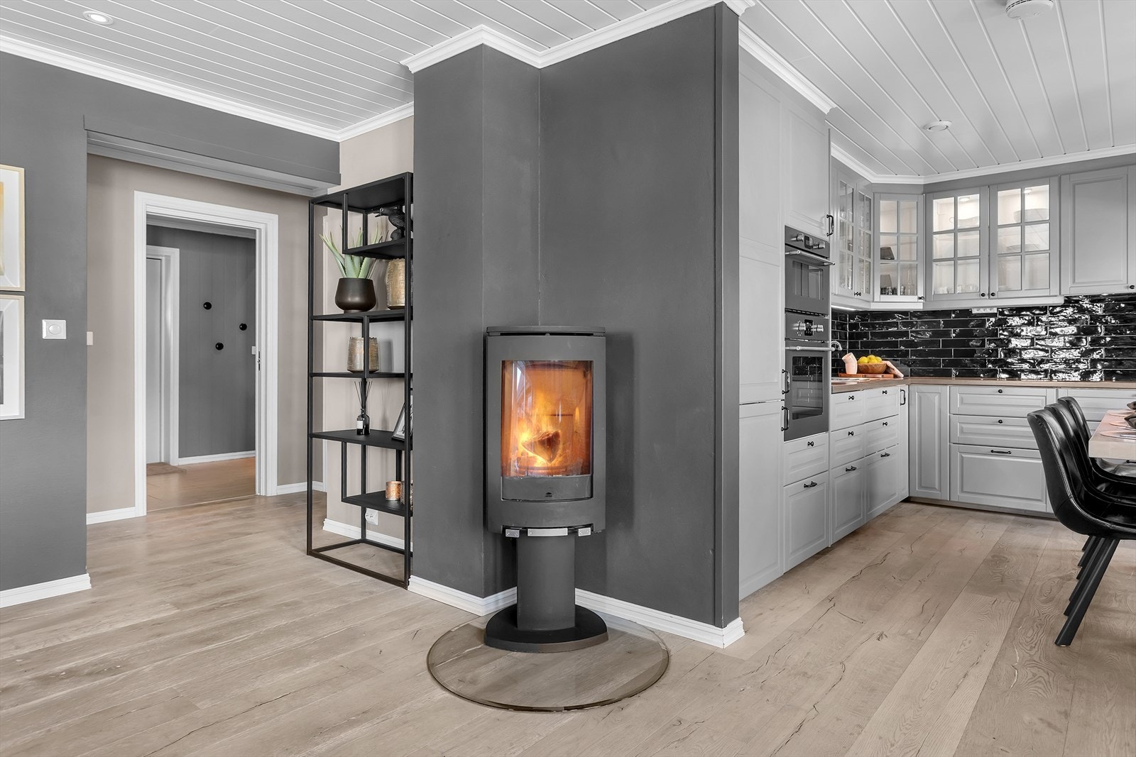 Boligen har balansert ventilasjon som sikrer et friskt og behagelig inneklima året rundt, med effektiv luftutskiftning og god komfort. Galleribilde