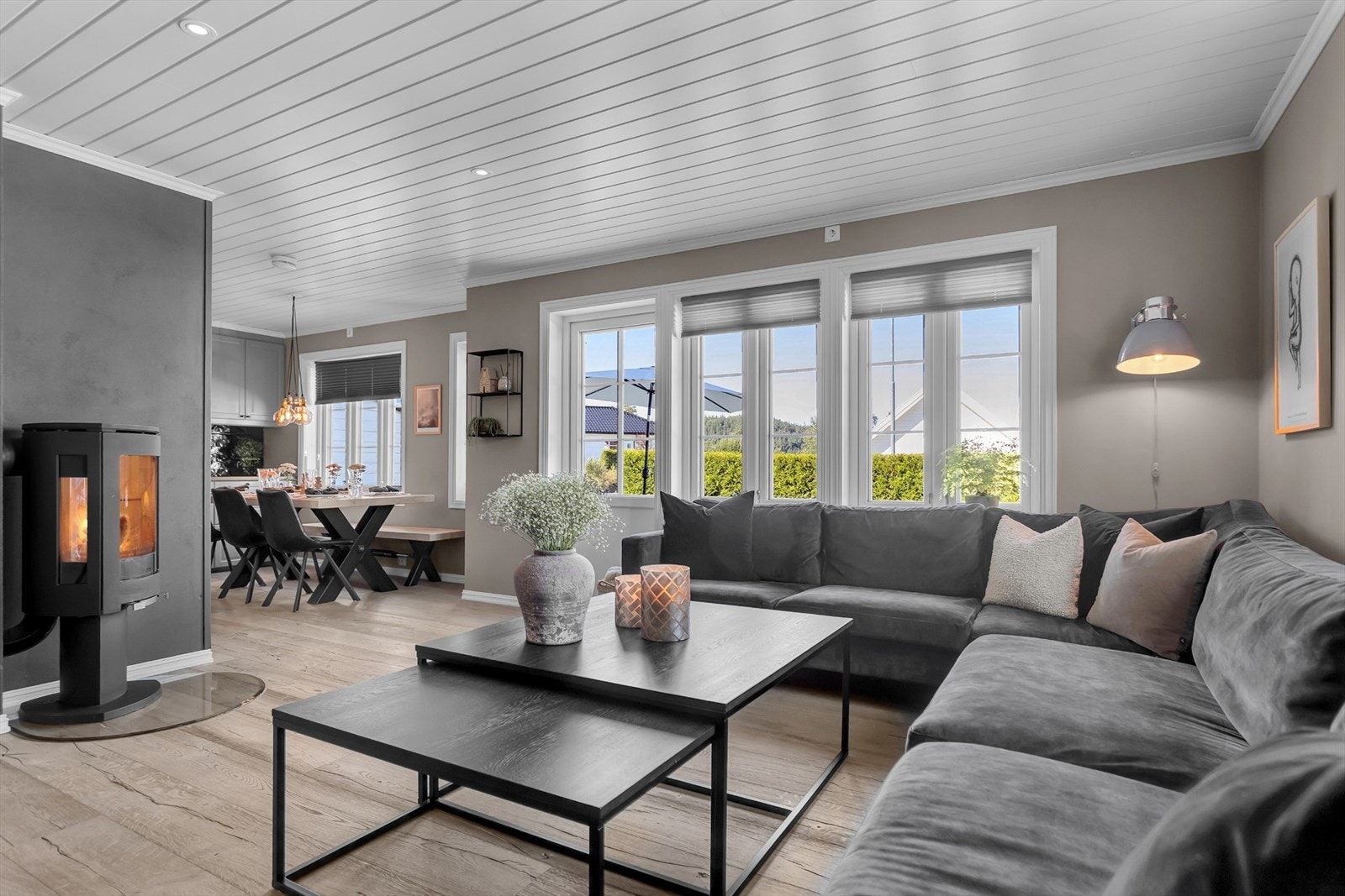 Vertikaldelt tomannsbolig fra 2014 med en gjennomtenkt og familievennlig planløsning over to etasjer. Boligen byr på lyse og romslige oppholdsrom, moderne løsninger og praktiske detaljer som innredet 2. etasje, to bad og gode lagringsmuligheter. Galleribilde