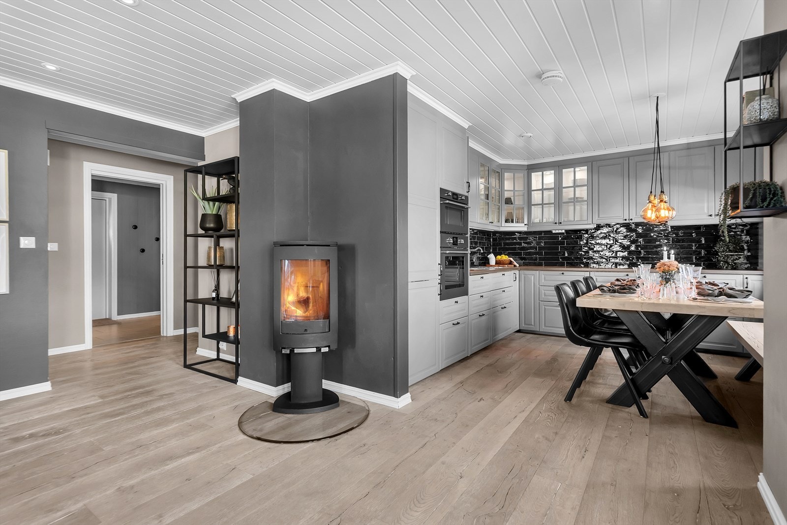 En stilfull og sentralt plassert vedovn sørger for lun og behagelig varme på kalde dager, samtidig som den skaper en hyggelig og innbydende atmosfære i hjemmet. Galleribilde