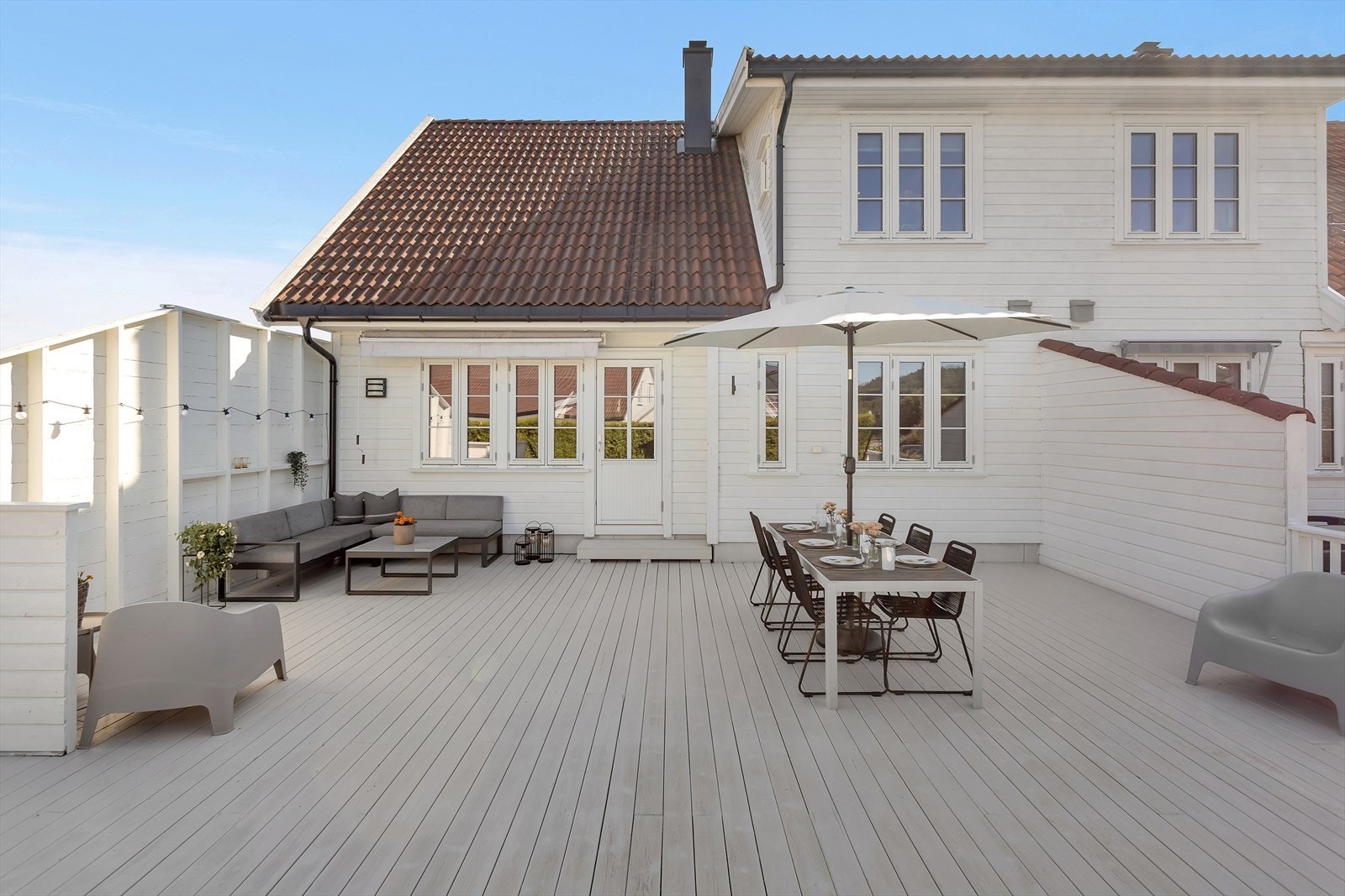 Boligens fasade har liggende bordkledning og tak tekket med betongtakstein, noe som gir et solid, klassisk og tidløst uttrykk med god holdbarhet og lite vedlikeholdsbehov. Galleribilde
