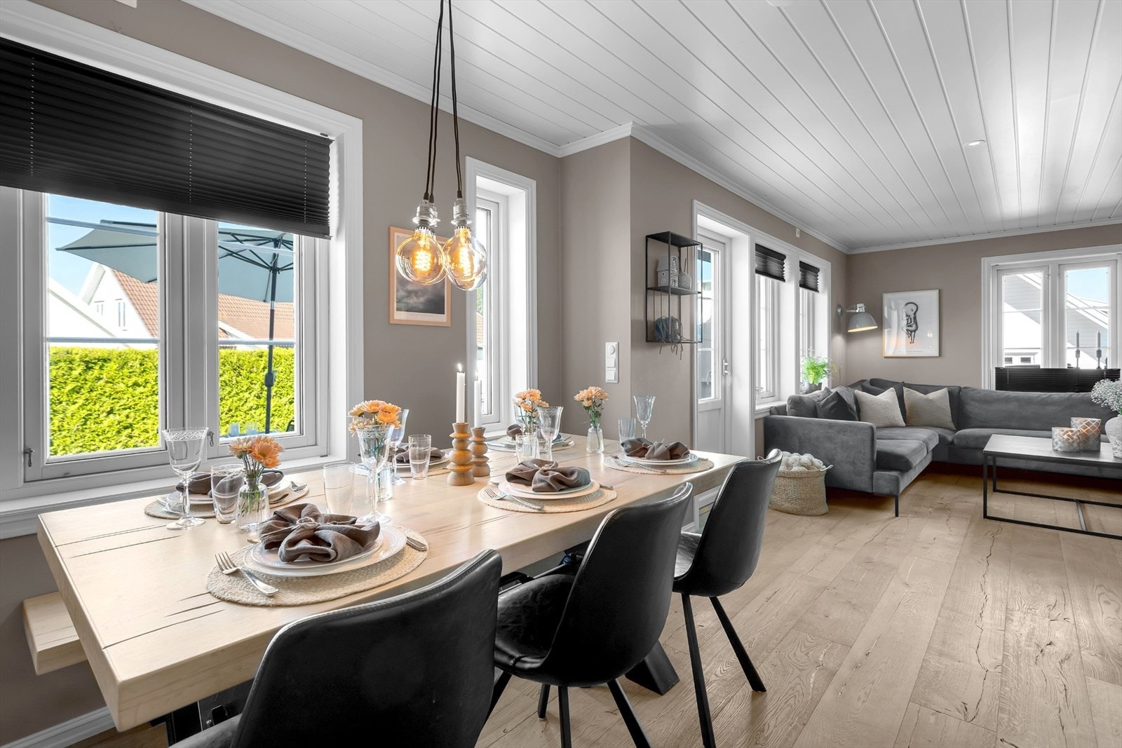 Det er god plass til spisebord, praktisk plassert i tilknytning til både stue og kjøkken, noe som gir en svært brukervennlig og sosial romløsning. Galleribilde
