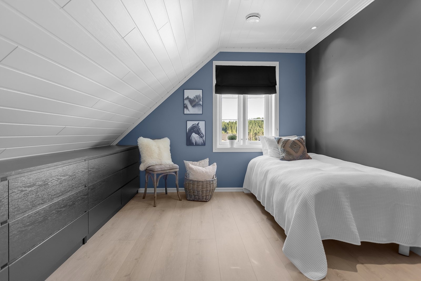 Soverom i 2. etasje med smarte oppbevaringsmuligheter som utnytter arealet optimalt og gir rommet et ryddig, funksjonelt og moderne uttrykk. Galleribilde
