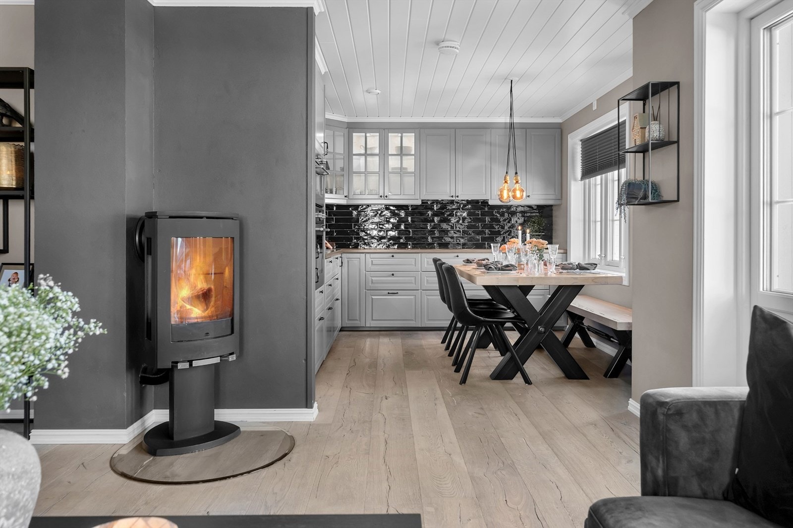 Den åpne planløsningen gir en gjennomført og attraktiv romfølelse, der stue, spisestue og kjøkken flyter sømløst sammen og skaper et moderne, sosialt oppholdsareal som virkelig fremhever boligens kvaliteter. Galleribilde