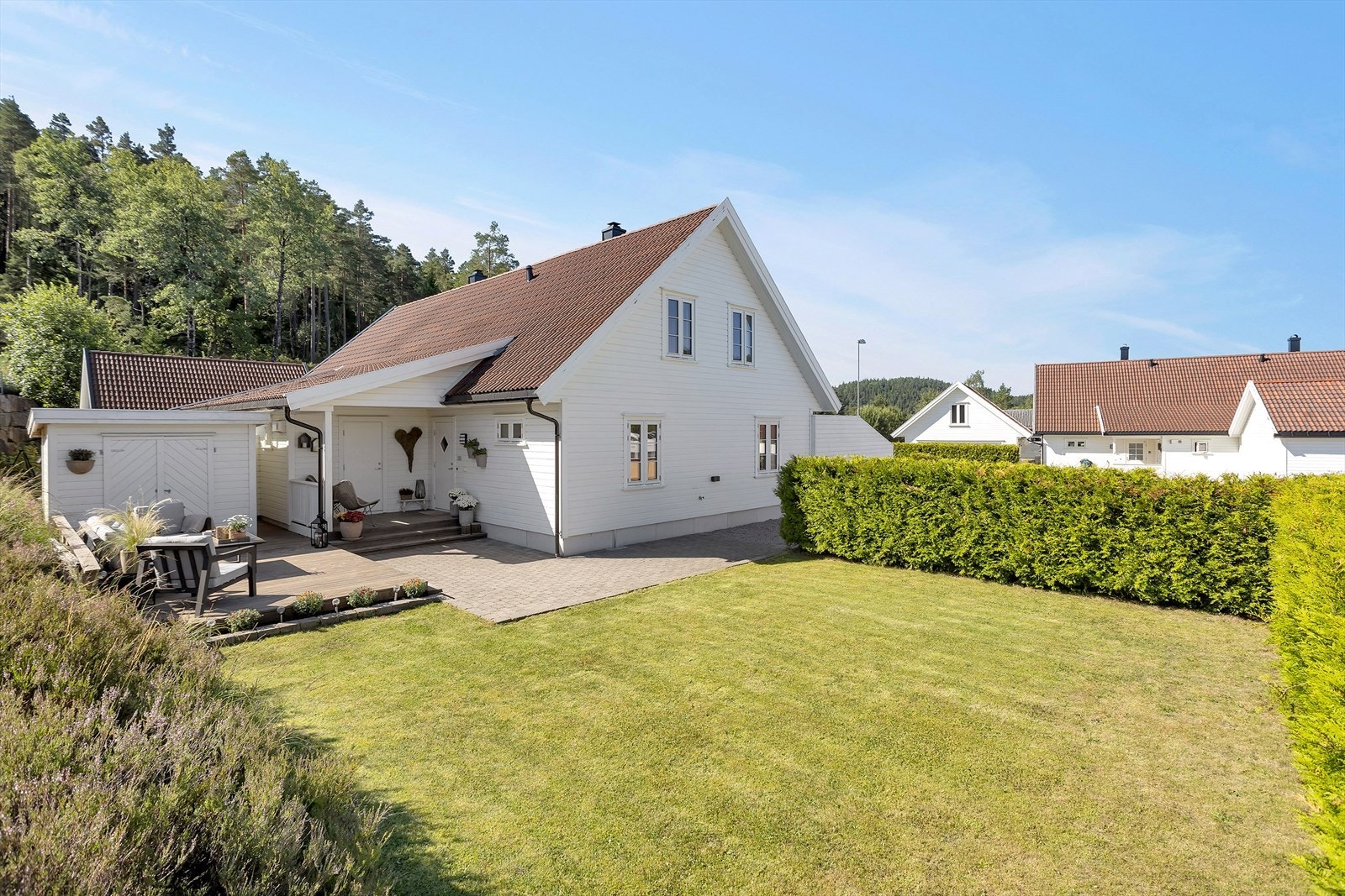 Boligområdet er etablert og familievennlig, med kort avstand til både natur, servicetilbud og gode hverdagsfasiliteter. Her bor man i et rolig og trivelig nabolag med trygge omgivelser og fine møteplasser. Galleribilde