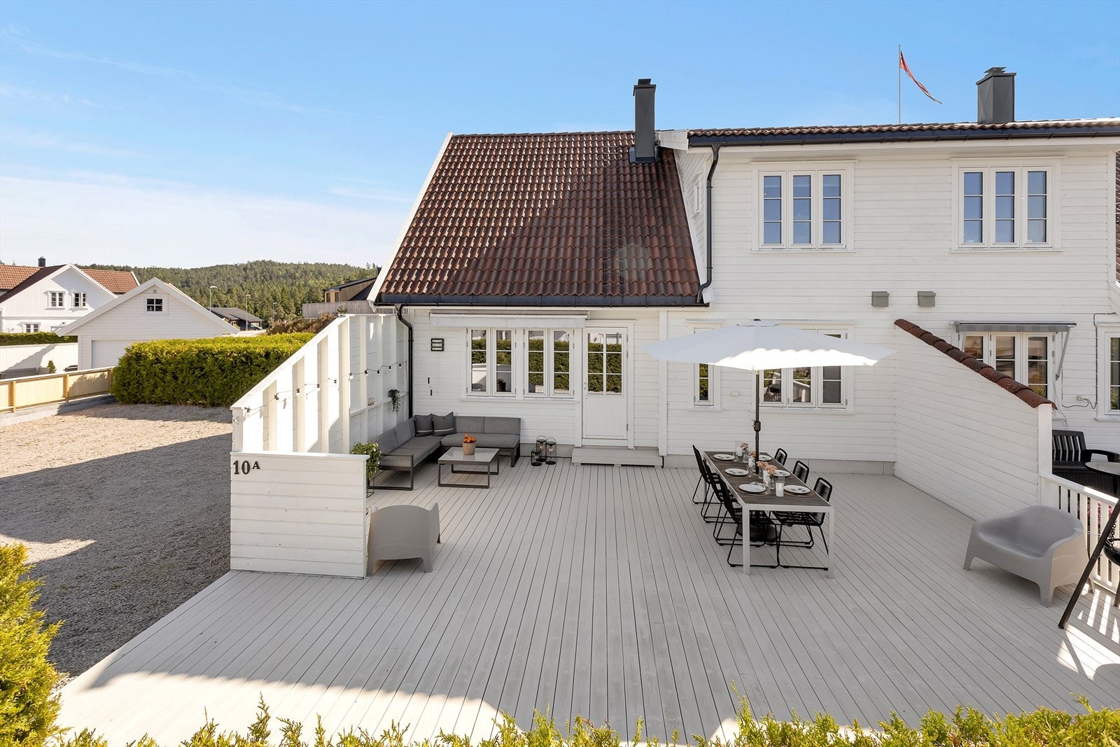 Fra stuen åpner terrassedøren opp til en stor og innbydende veranda på ca. 59 m². Her kan du lene deg tilbake og nyte solen fra midt på dagen til langt ut på sommerkvelden, med sol fra ca. kl. 12 til 21.30 i sommerhalvåret! Galleribilde
