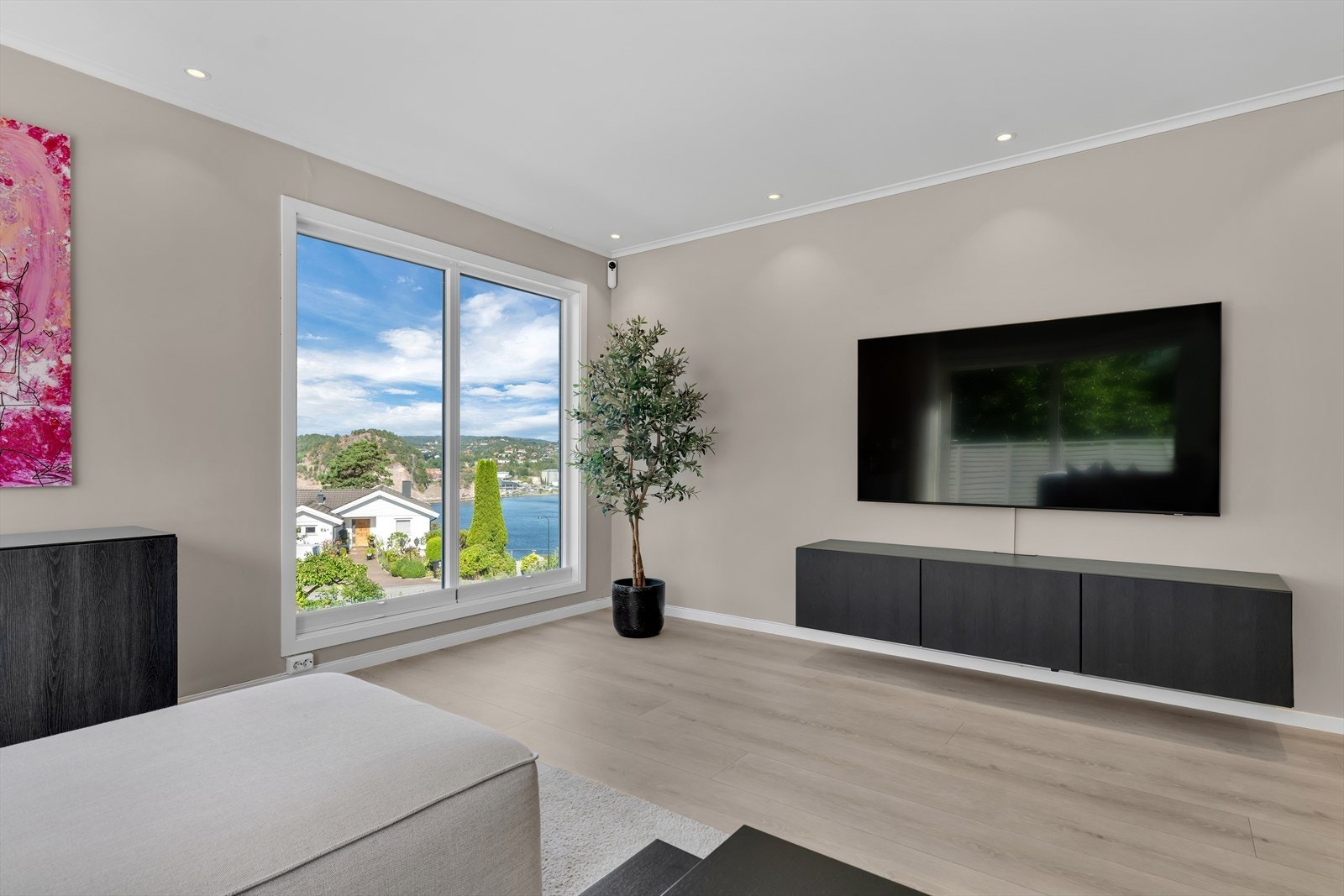 Fra stuen er det flott utsikt utover Topdalsfjorden. Galleribilde