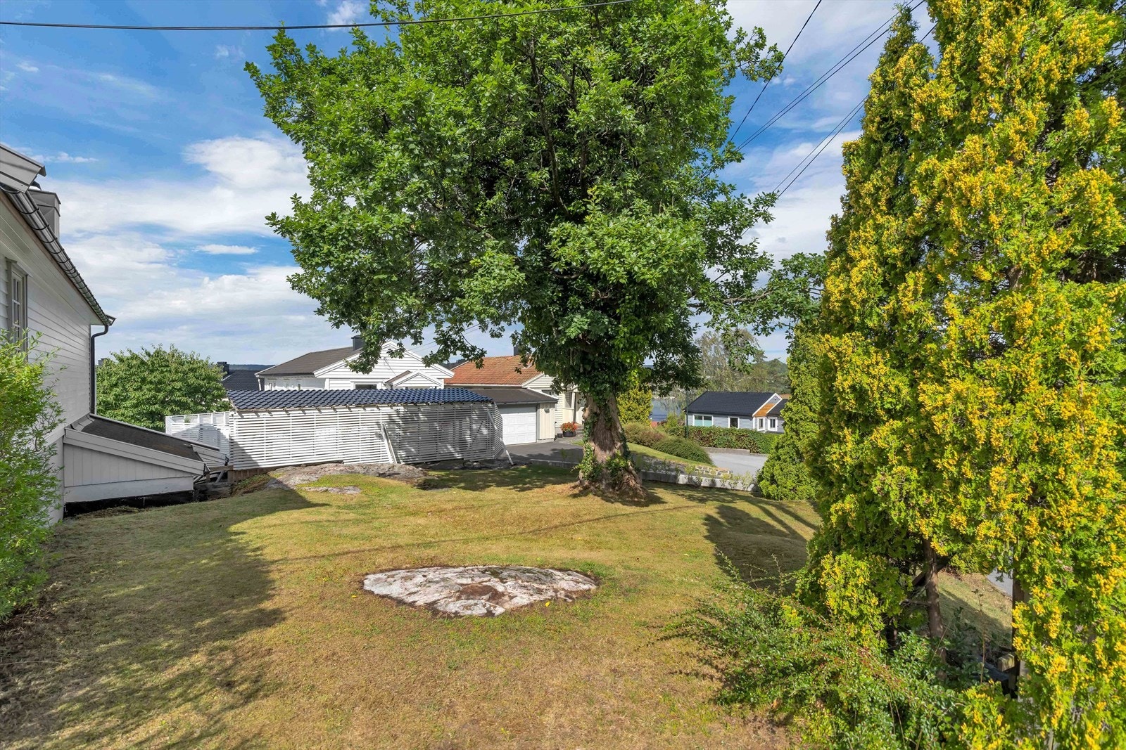 Hage tilhørende eiendommen på framsiden av huset. Galleribilde