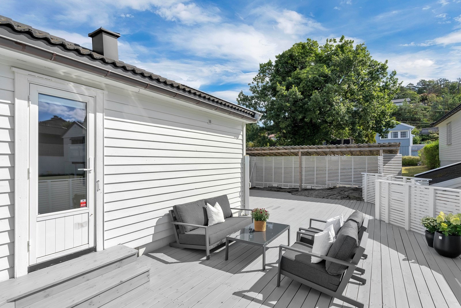 Solrik og romslig terrasse. Galleribilde