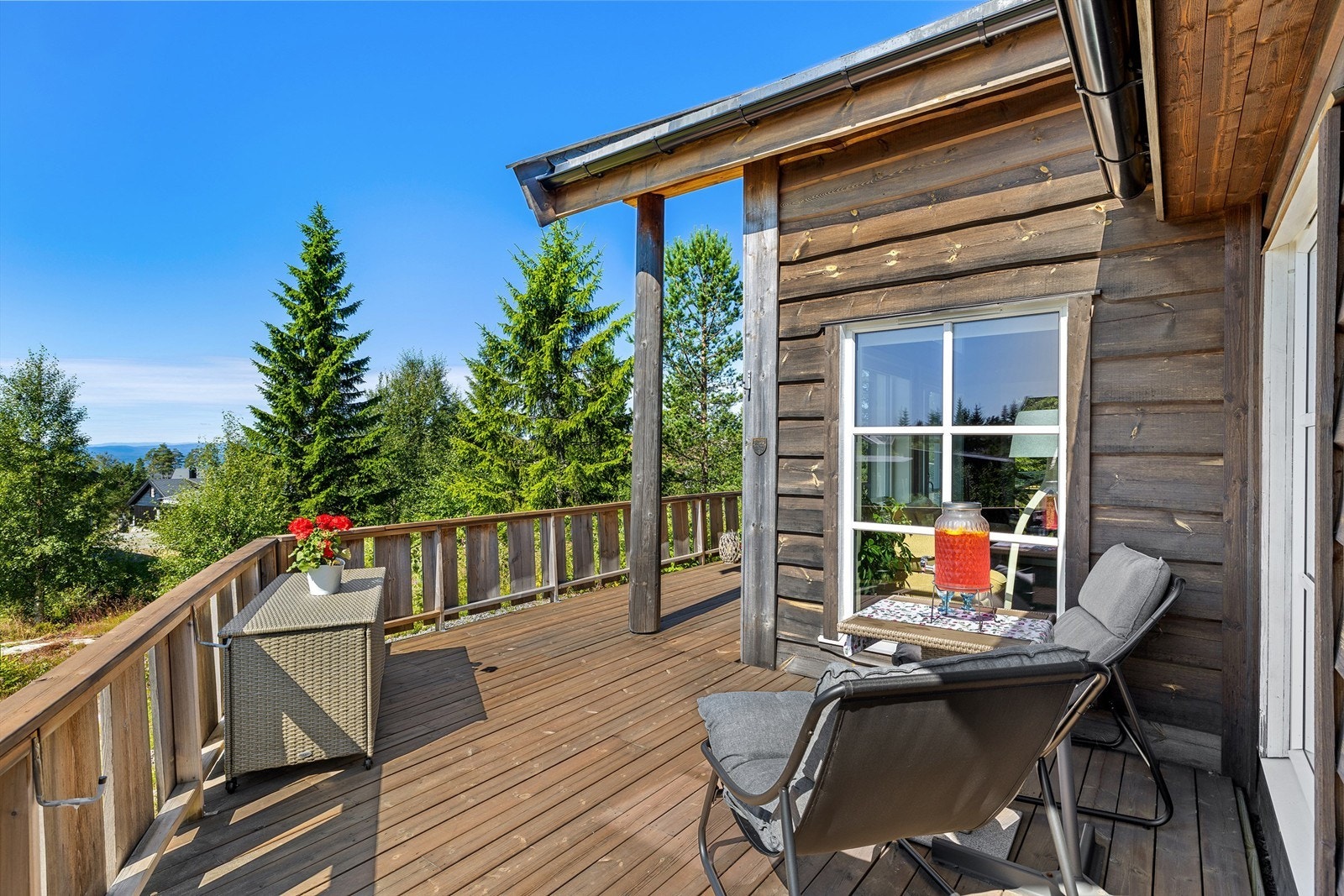 Romslig terrasse med gode solforhold. Galleribilde