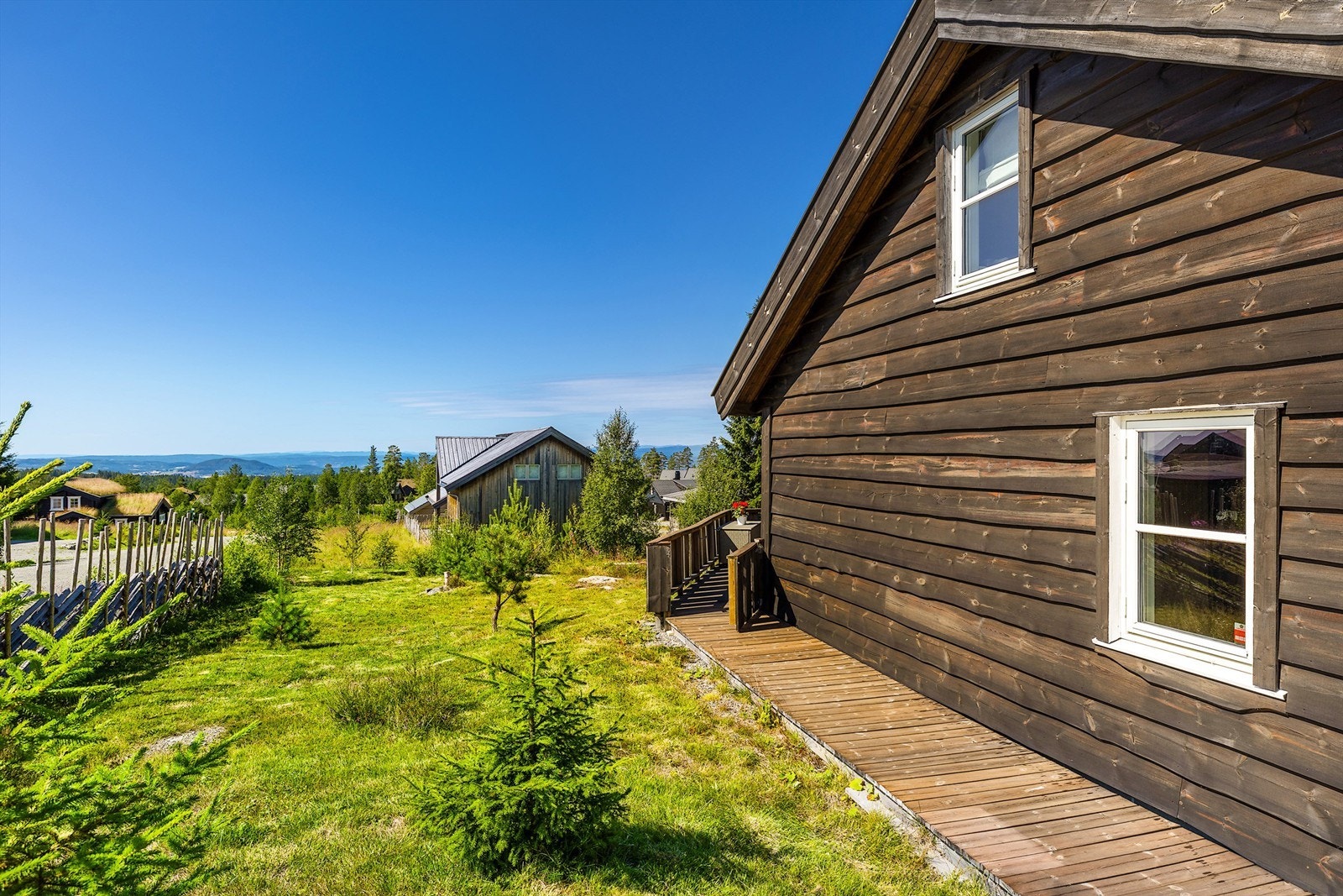 Romslig tomt med naturen tett på. Galleribilde