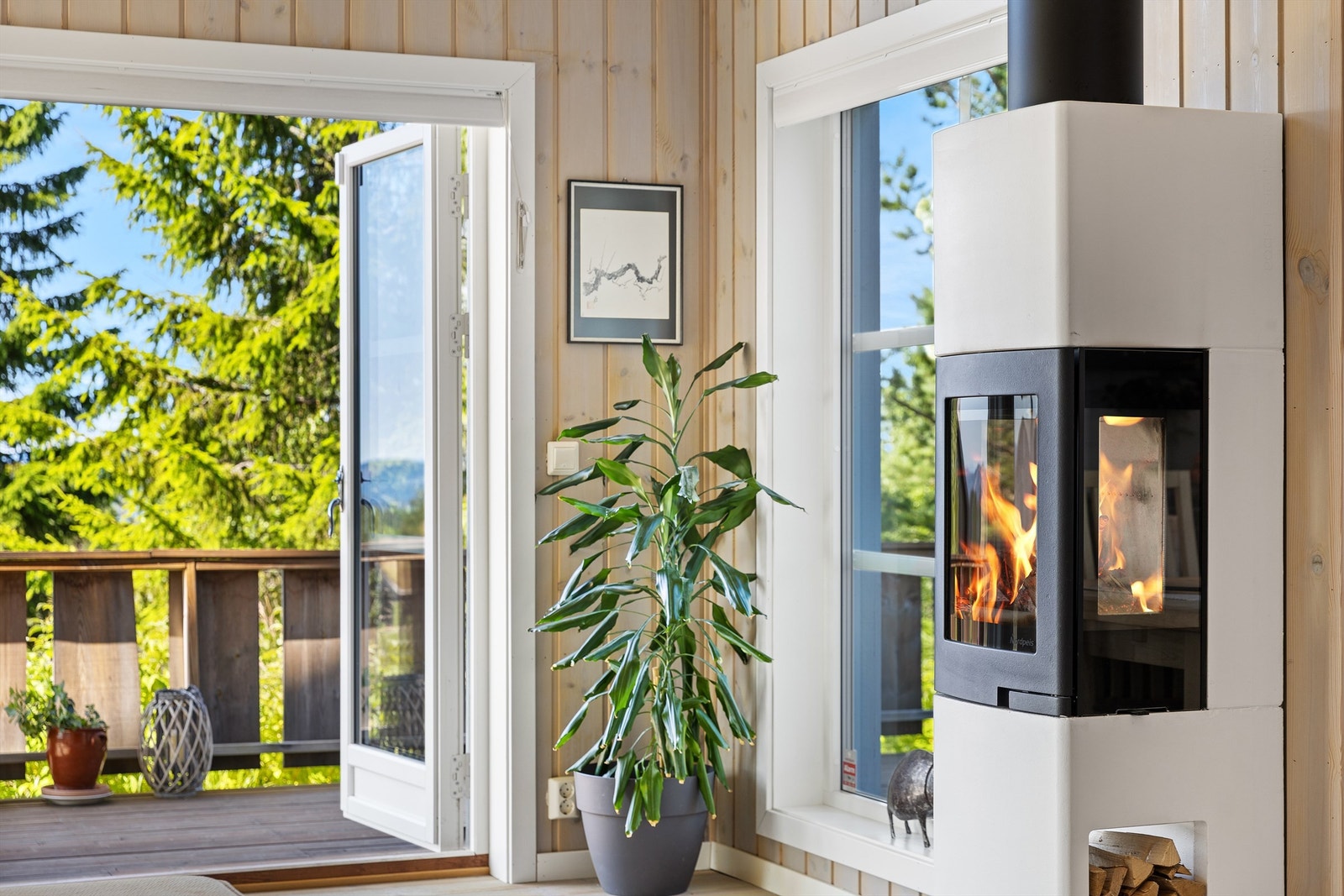 Det er utgang til terrassen som om sommeren blir en forlengelse av stuen. Galleribilde