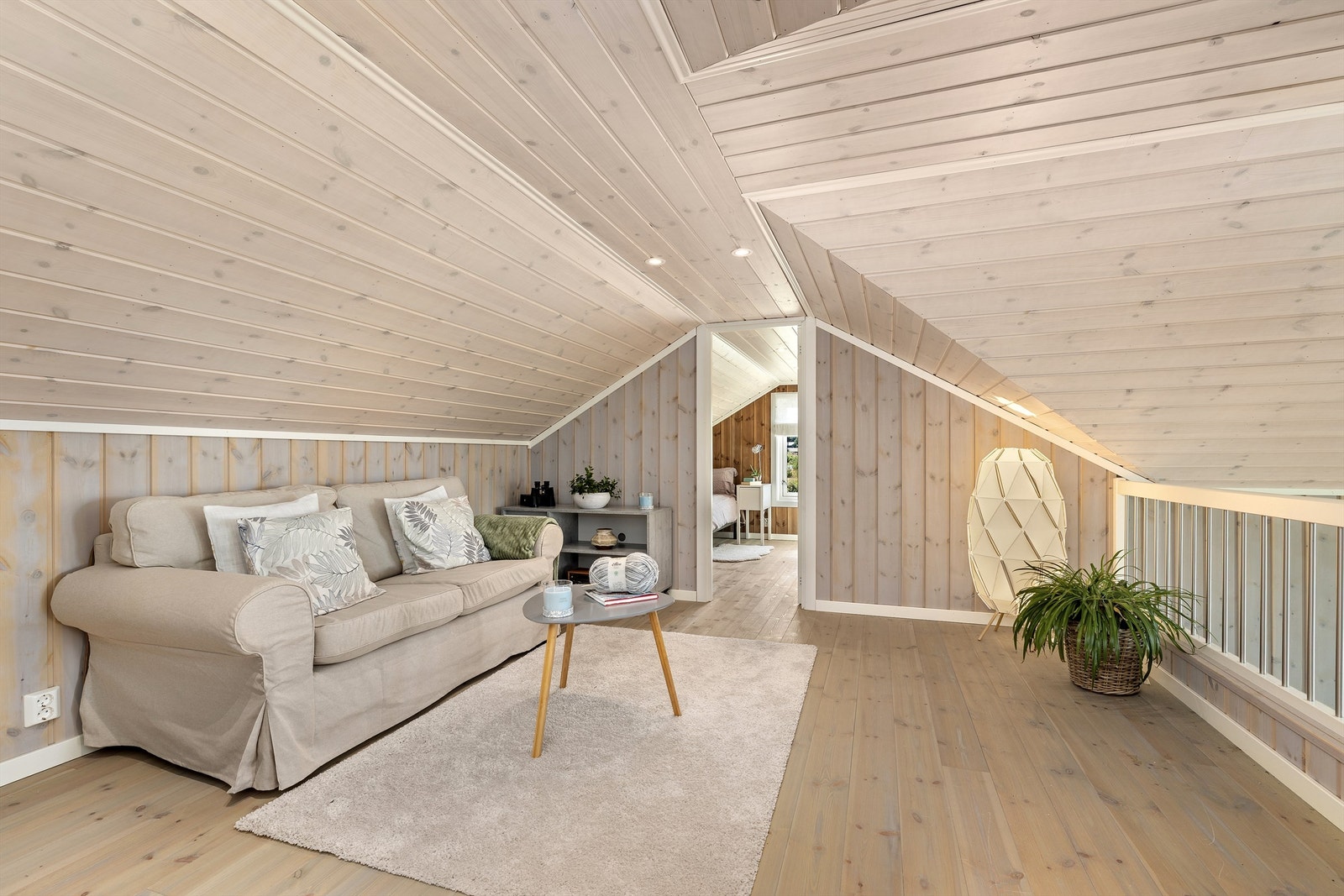 På hemsen har hytta en koselig loftstue, et ekstra oppholdsrom for avslapning og hygge. Galleribilde