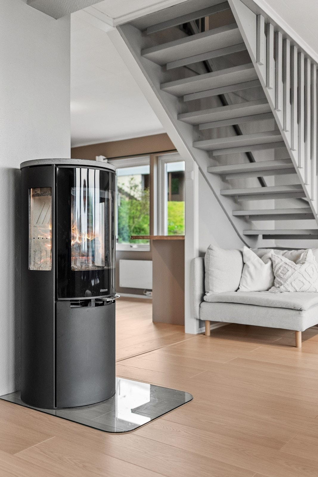 Boligen blir smart oppvarmet ved hjelp av vedfyring, varmepumpe og elektrisitet. Galleribilde
