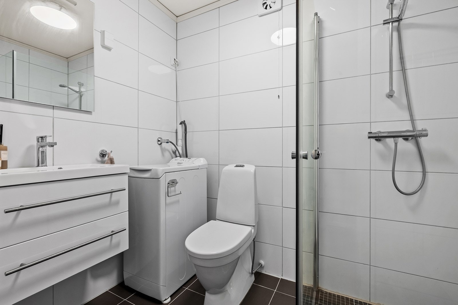 Badet i utleiedelen går over 3,5 kvm og er smart utstyrt med innfellbare dusjdører, servantskap, wc, opplegg for vaskemaskin og mekanisk avtrekk. Galleribilde