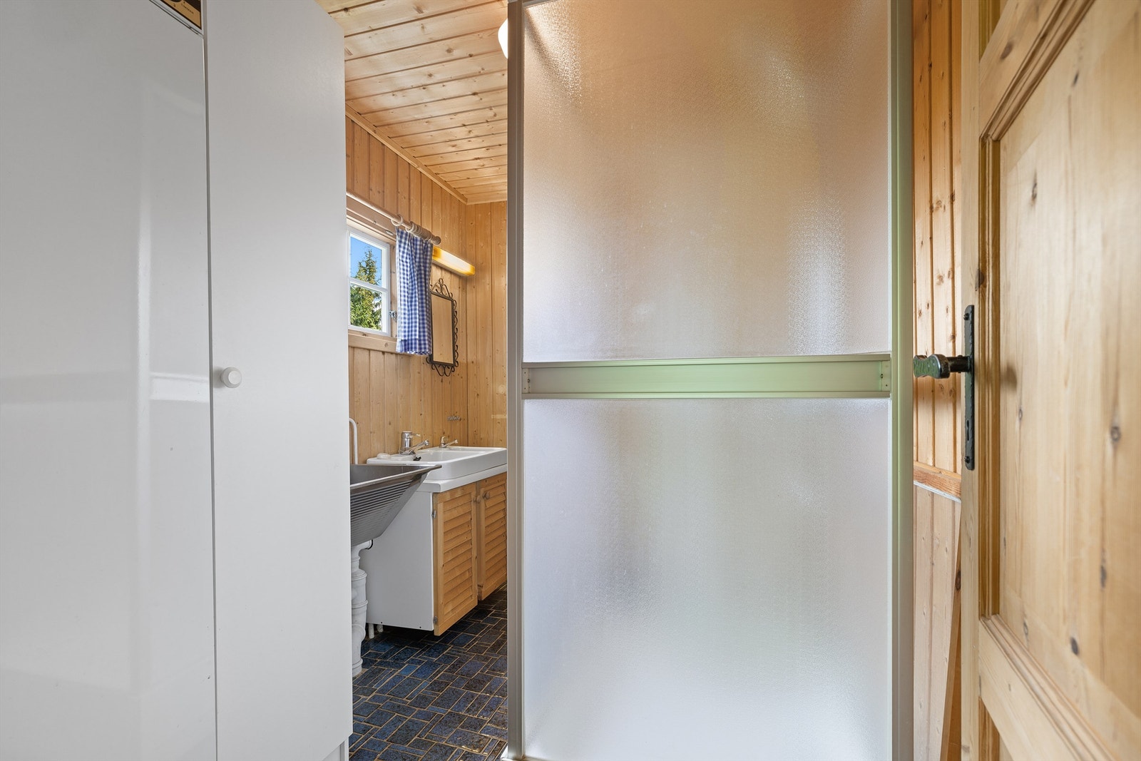 Badet ligger i boligens første etasje. Galleribilde