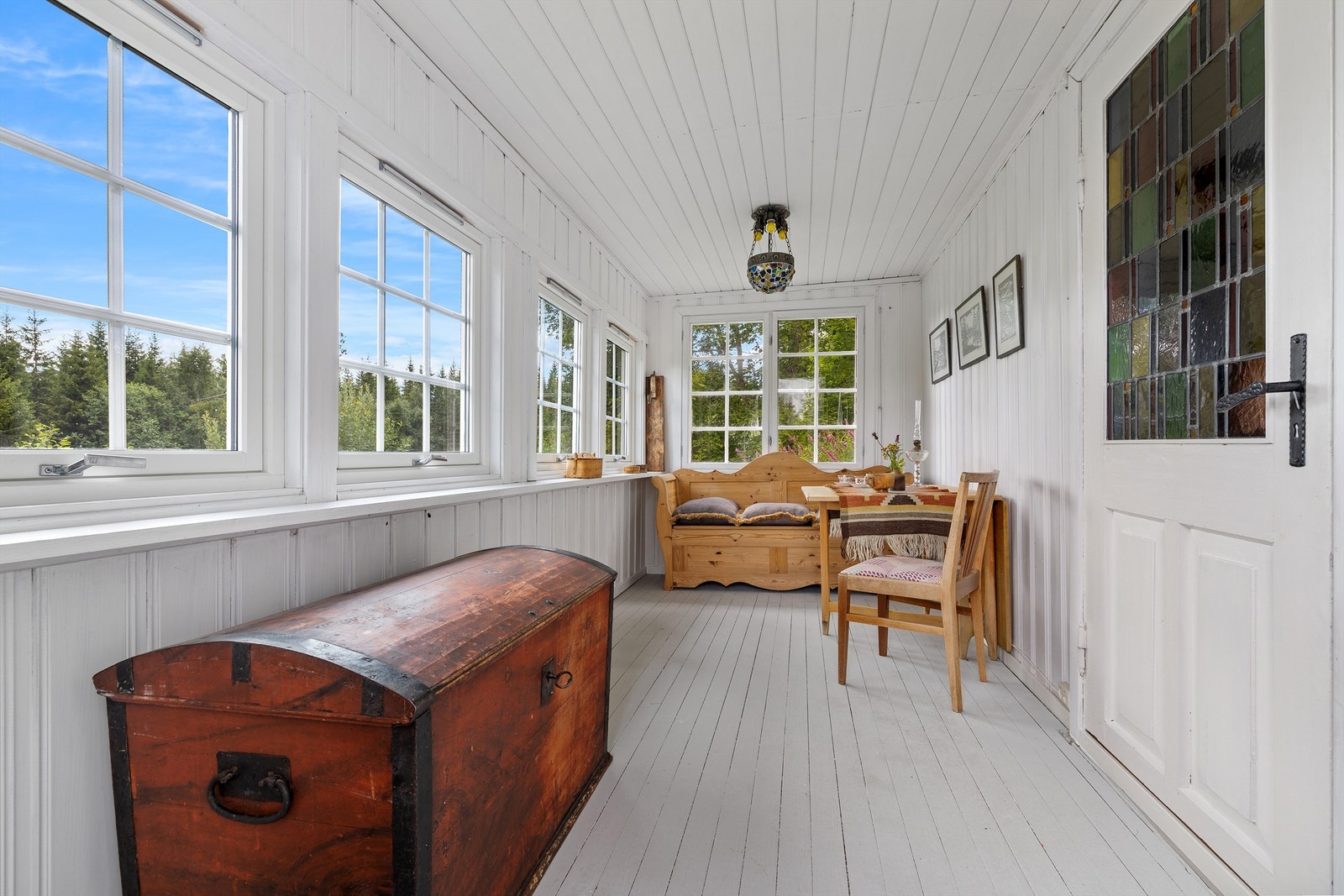I den vakre vinterhagen kan du trekke deg tilbake med en god bok, eller ta fram strikketøyet. Galleribilde
