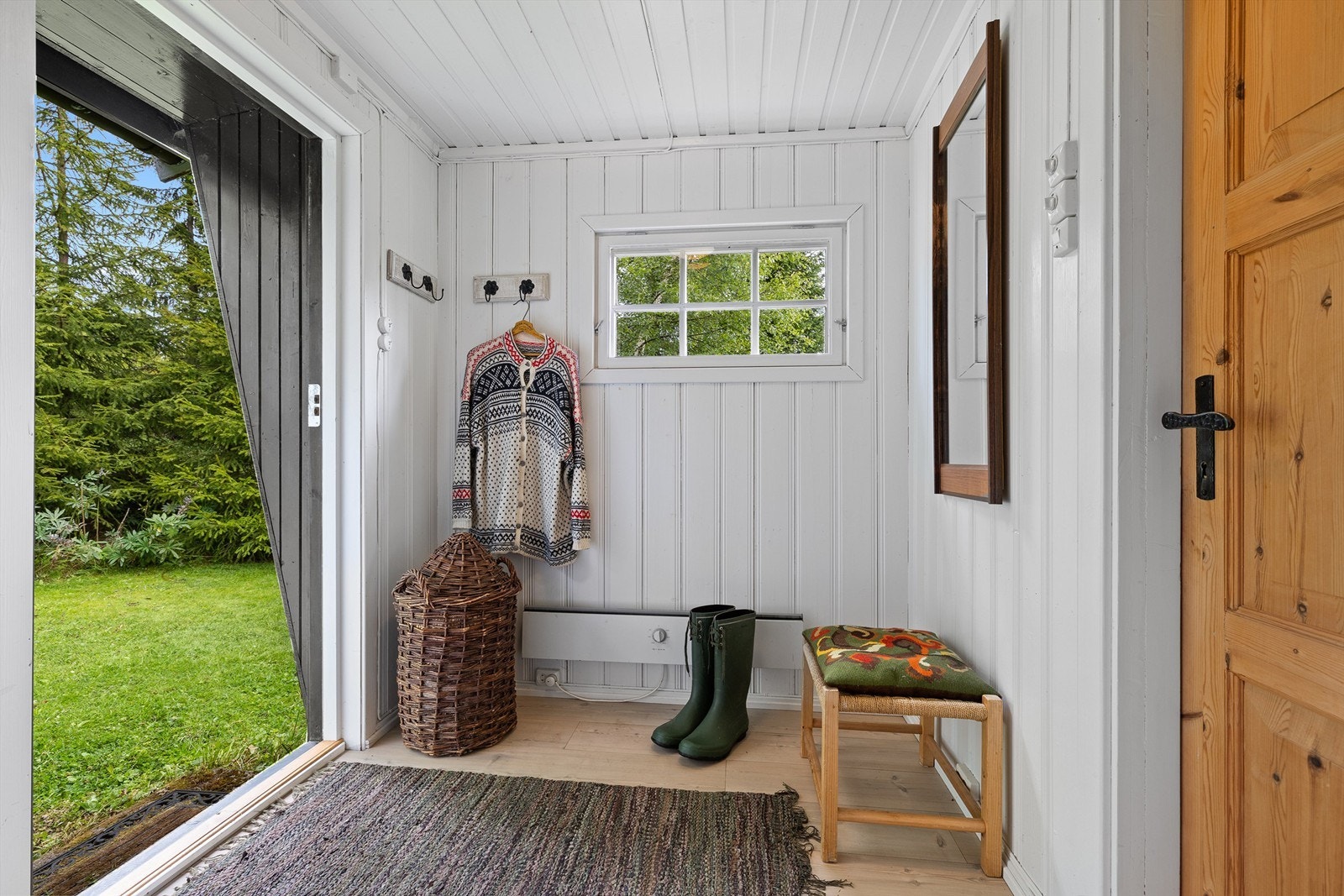 Romslig gang med god plass til å henge av seg yttertøy. Galleribilde