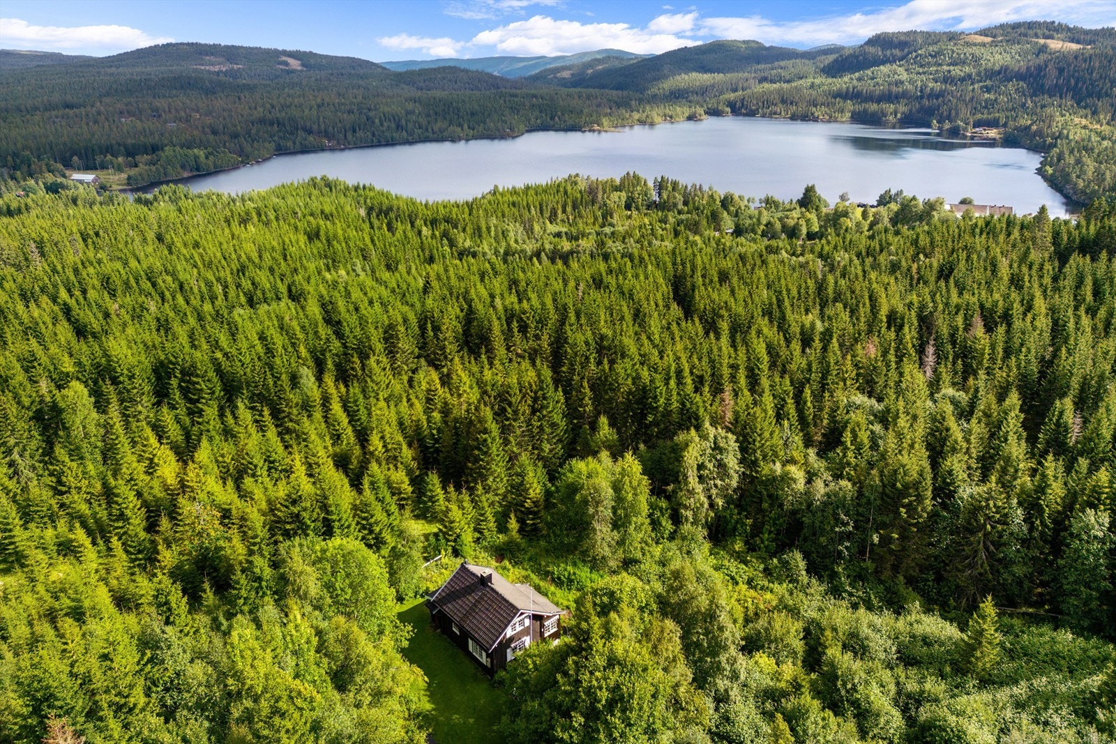 Eiendomsmegler Krogsveen v/ Elisabeth Hanssen ønsker velkommen til Skardbrennvegen 105! Galleribilde