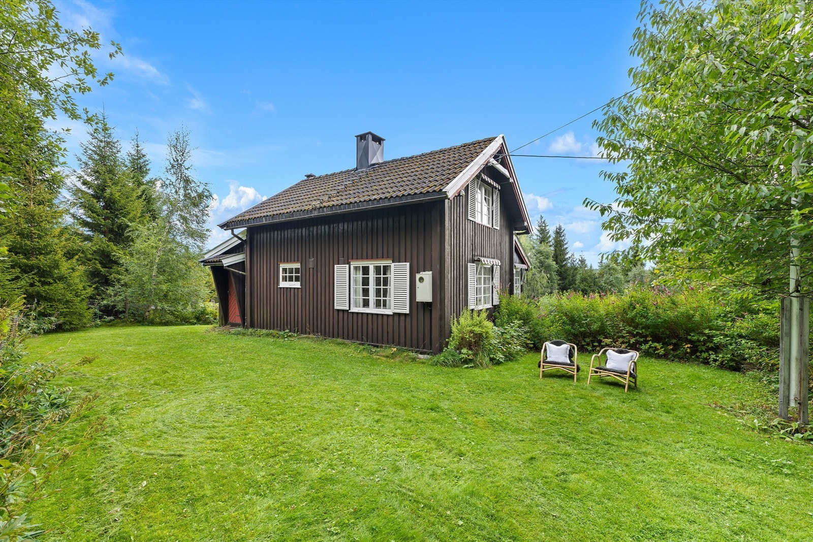Fritidsboligen har eneboligpreg, og ligger usjenert til på romslig tomt. Galleribilde