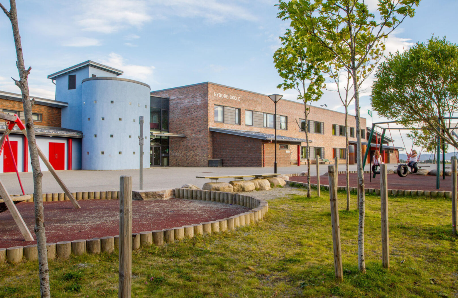 Fra boligen til Nyborg barnehage og barneskole er det en trygg vei på omtrent 500m uten kryssing av trafikkert bilvei. Galleribilde
