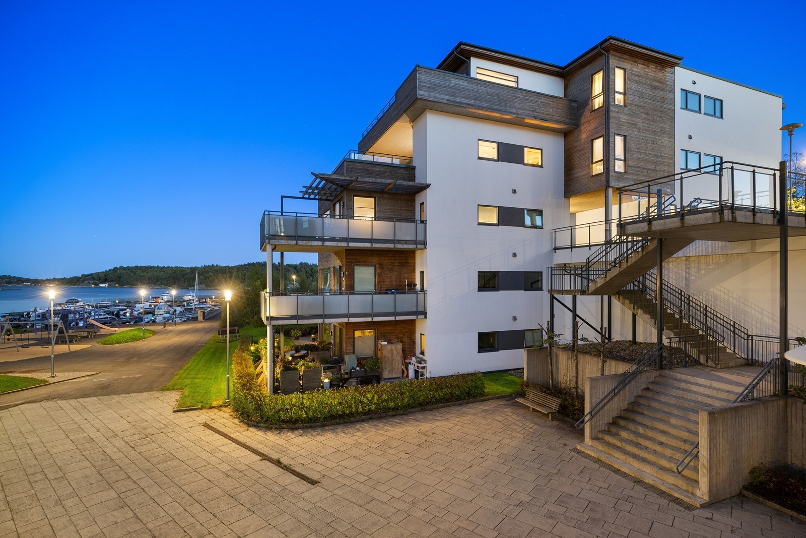 Leiligheten ligger i et moderne og etablert boligområde på Fossbekk i Lillesand, med en attraktiv og sjønær beliggenhet. Galleribilde