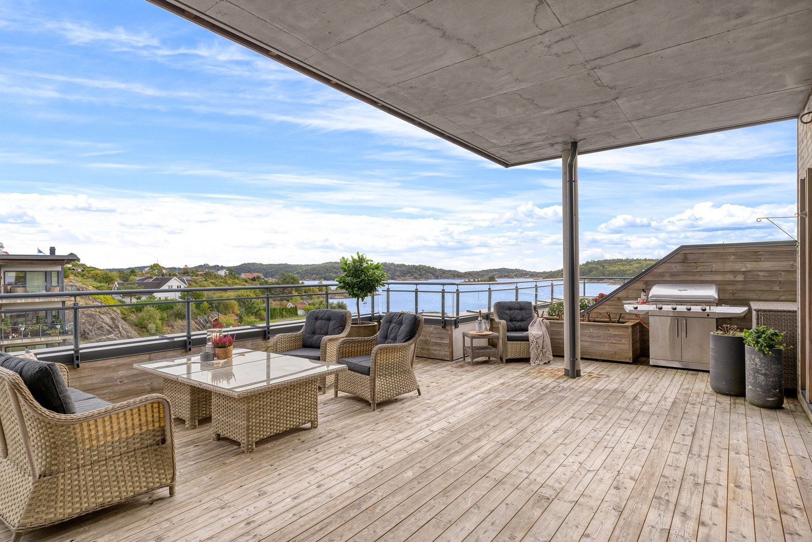 Her er det plass til både loungegruppe, spisebord og andre utemøbler. Galleribilde
