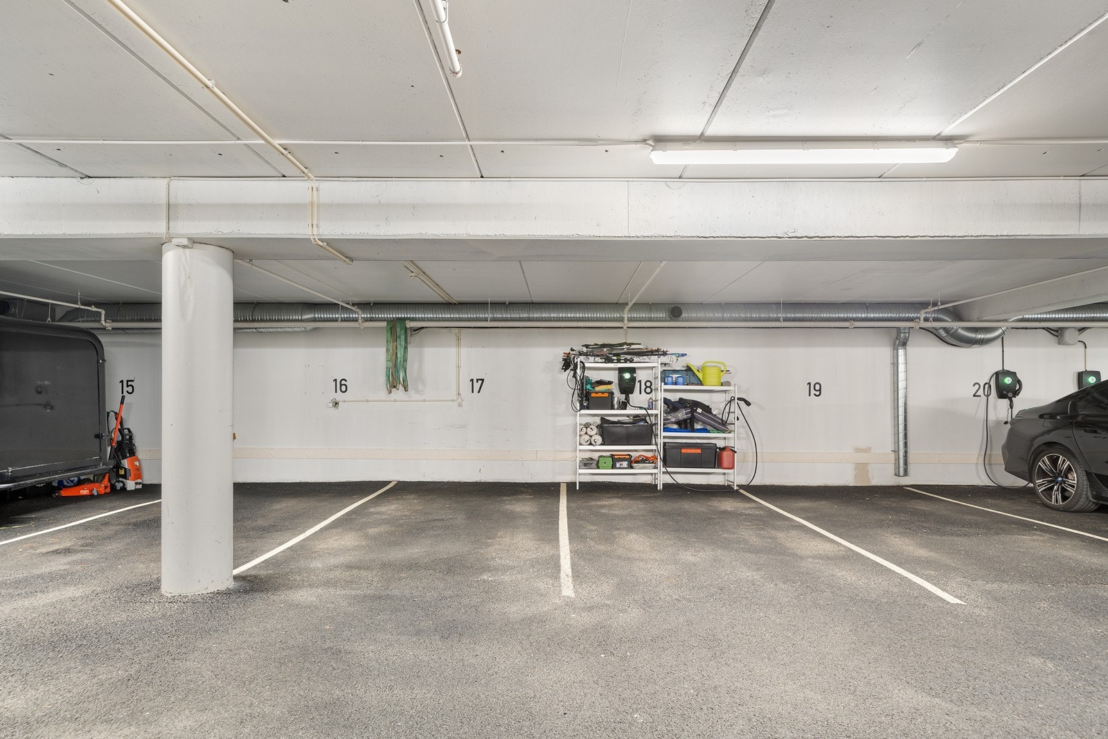 Det medfølger en stor parkeringsplass i parkeringskjeller, samt mulighet for å kjøpe en ekstra parkeringsplass. Galleribilde