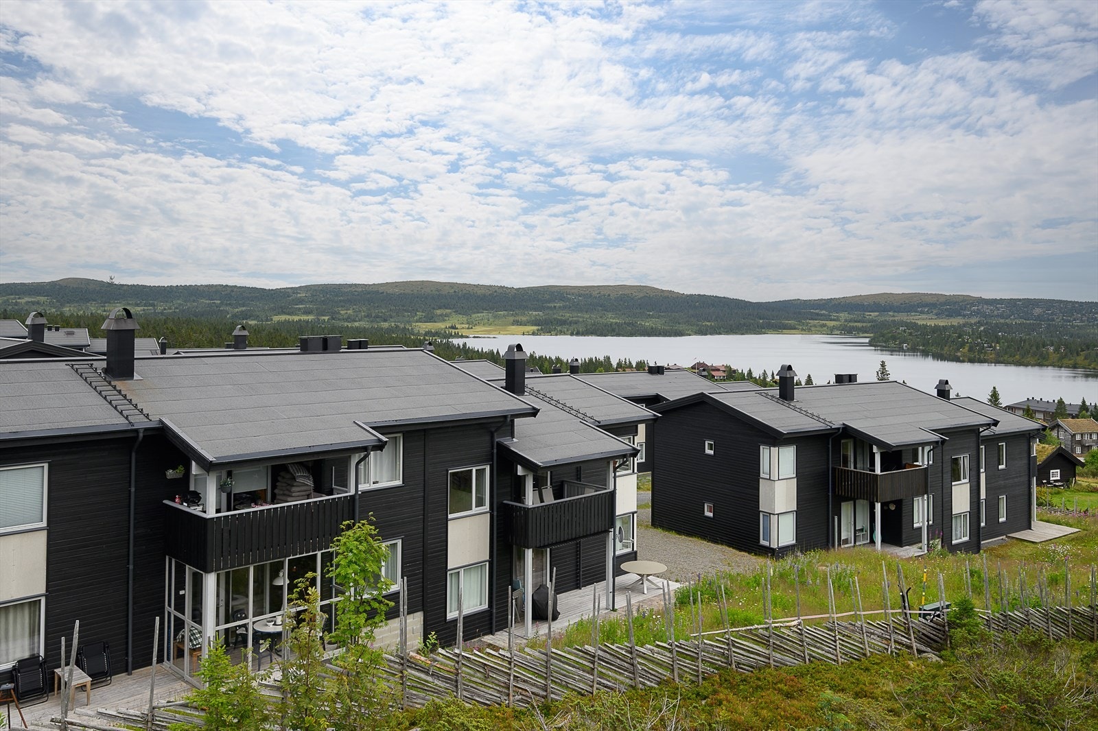 Meget sentralt beliggende - midt i smørøyet på Sjusjøen! Umiddelbar nærhet til langrennsløyper og turterreng, dagligvare og andre servicefasiltieter. Galleribilde