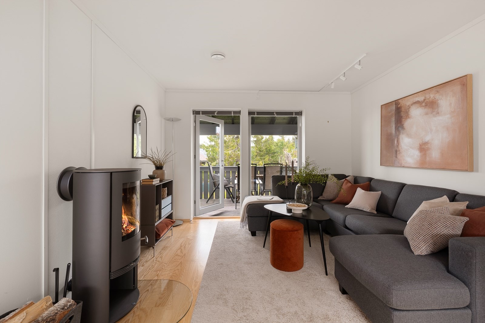 Fra stuen er det direkte utgang til en takoverbygd balkong på 8 m². Galleribilde
