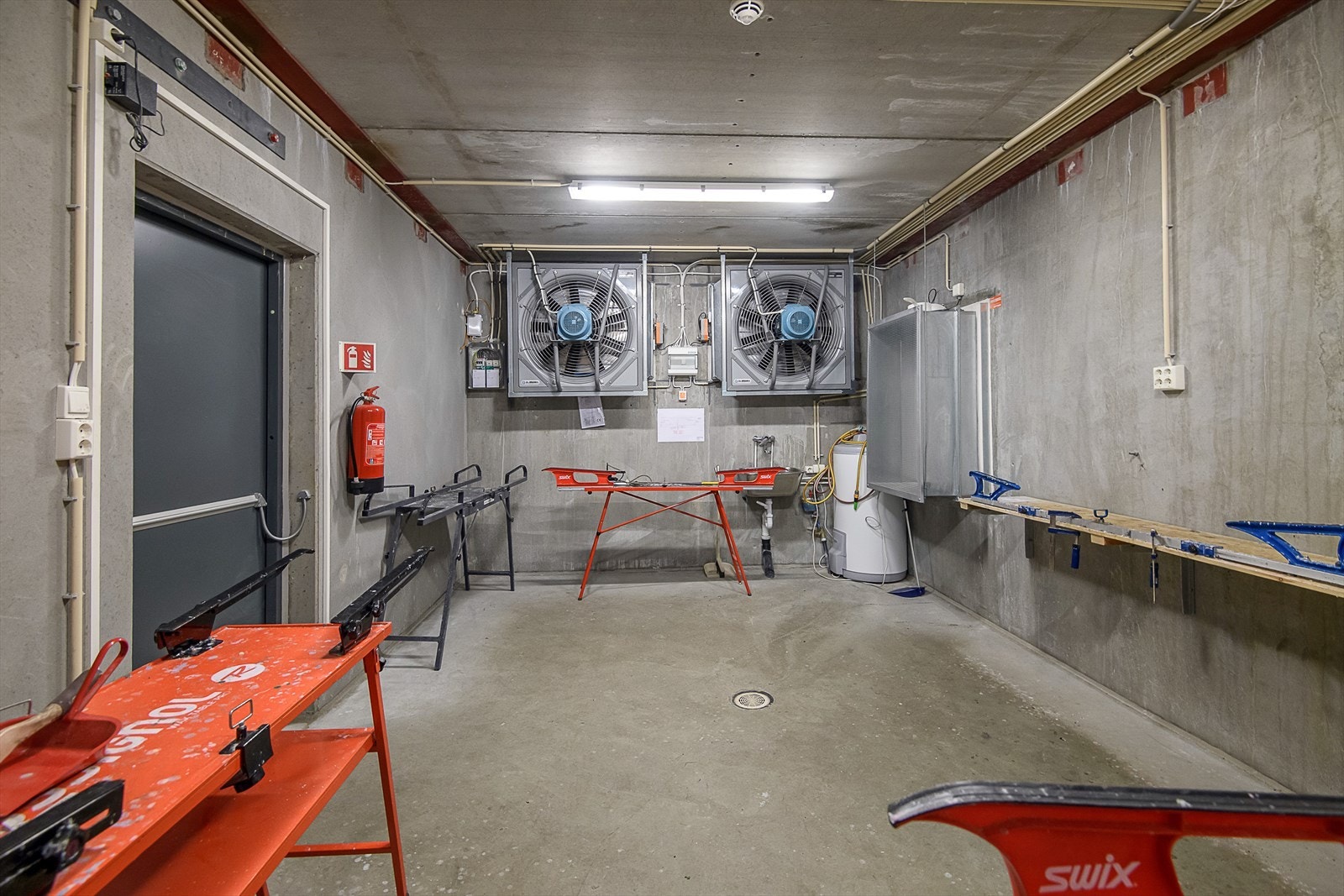 Felles smørebod i garasjeanlegget - tilgjengelig for alle leilighetene. Galleribilde