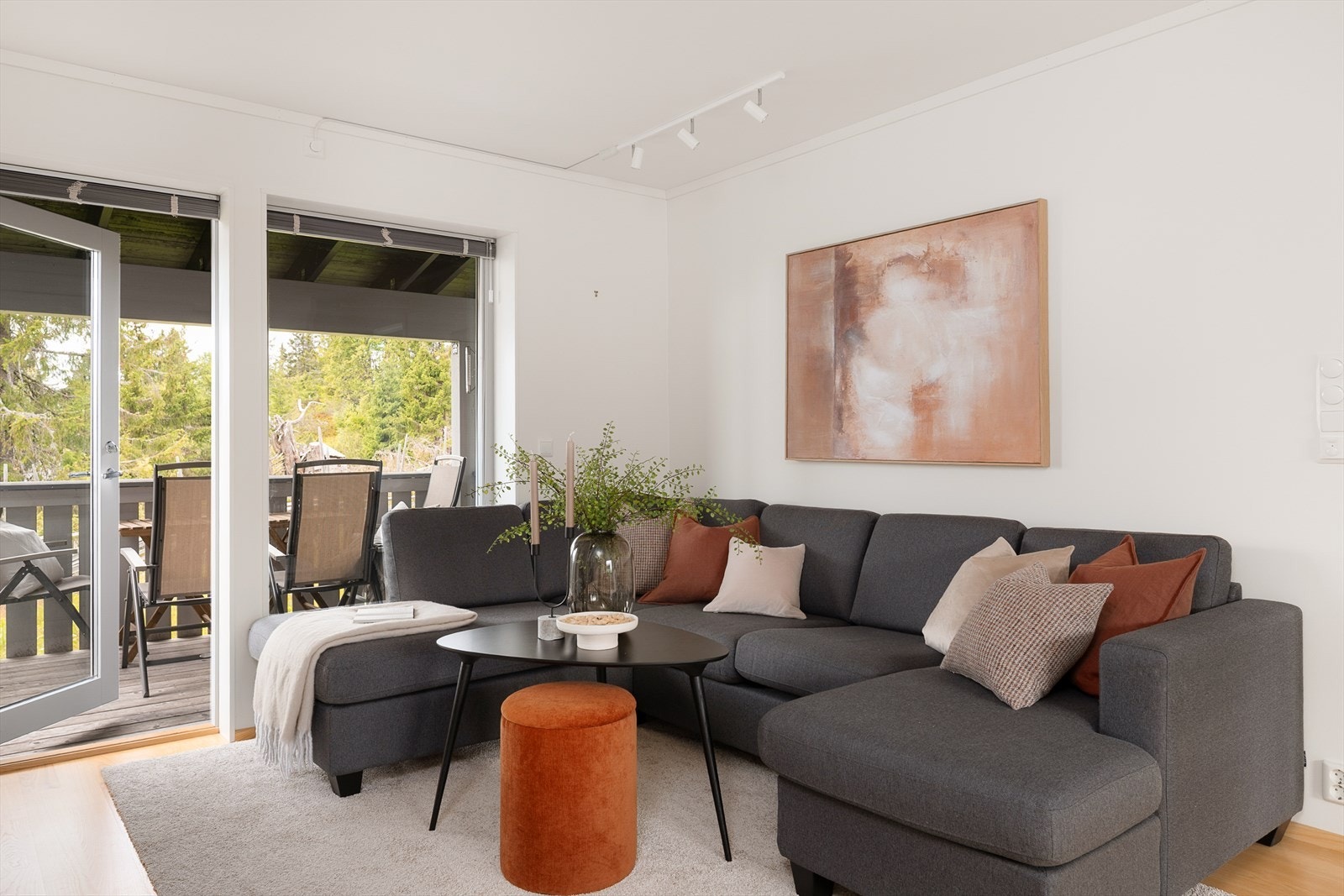 Stuen har god plass til en romslig sofagruppe. Galleribilde