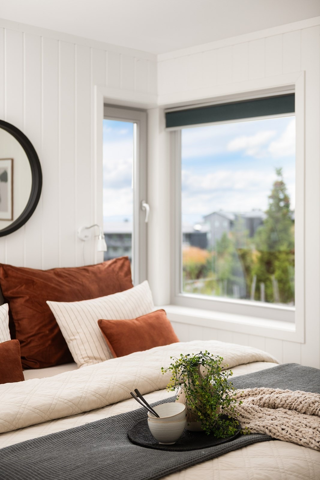 Hjørnevindu gir godt med dagslys inn på soverommet. Galleribilde