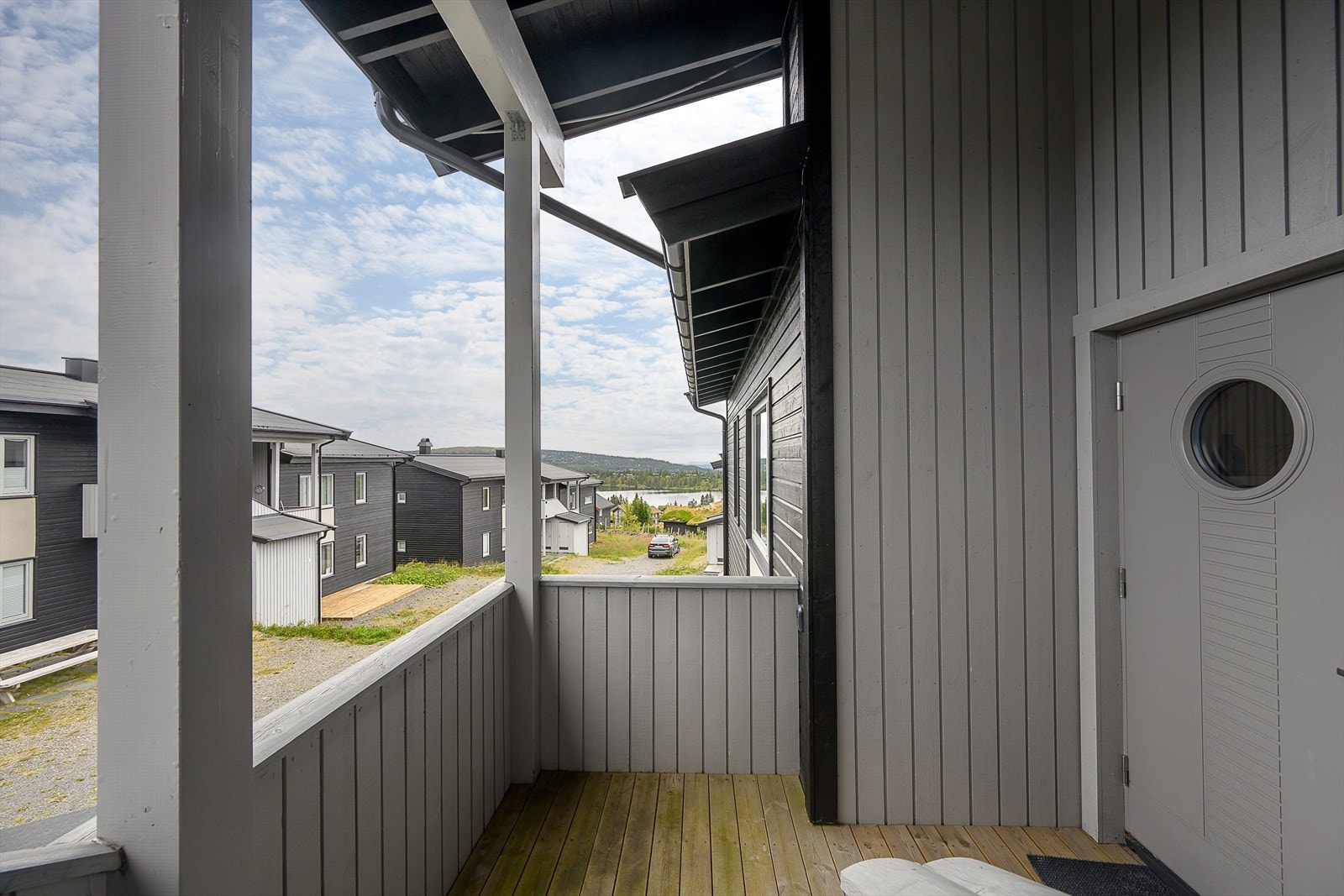Uteplass ved inngangspartiet. Galleribilde