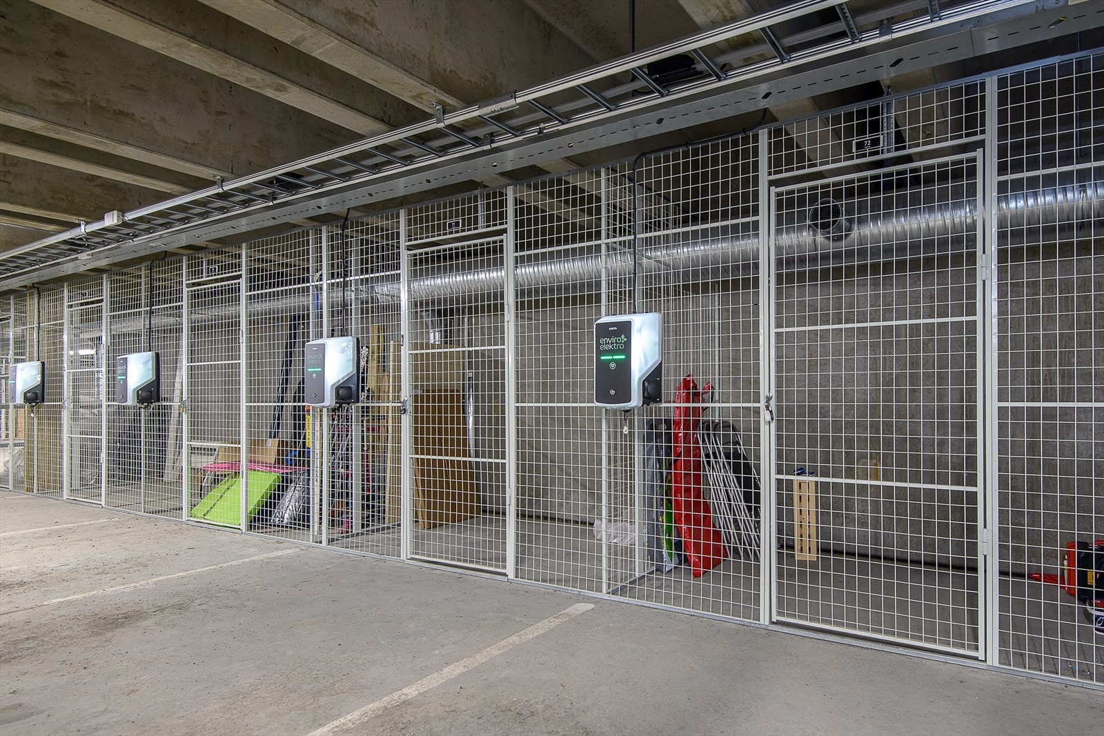 Egen bod i tilknytning til parkeringsplassen gir rikelig med lagringsplass. Galleribilde