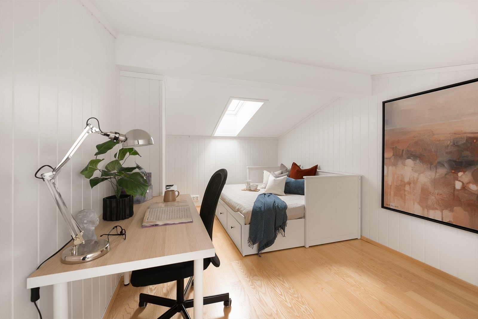 Hemsen er innredet med ekstra soveplasser og en praktisk kontorplass. Galleribilde