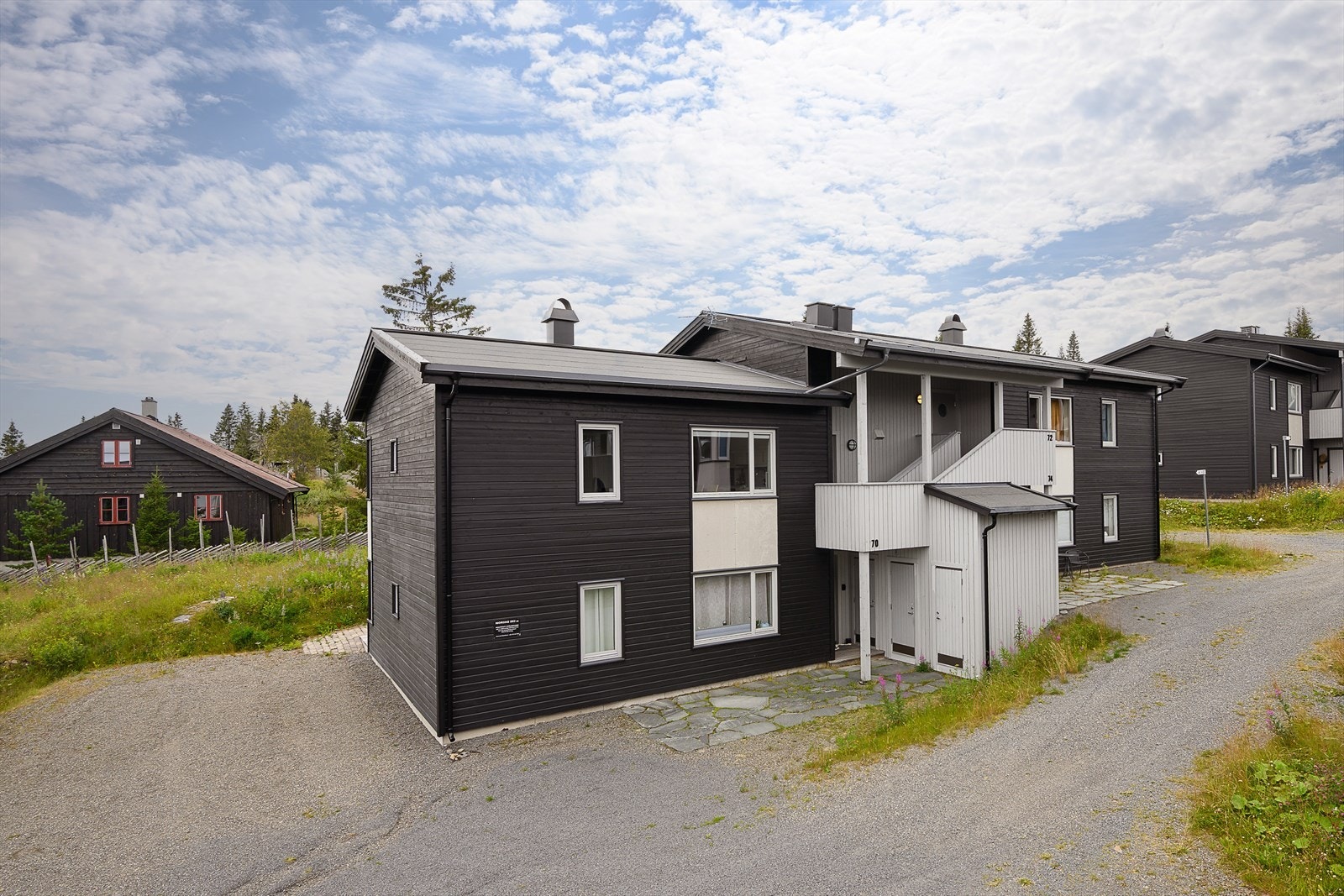 Leilighetsbygg oppført i 2015/2016 med utvendig panelkledning. Veletablert og hyggelig sameie, midt i sentrum på Sjusjøen. Galleribilde
