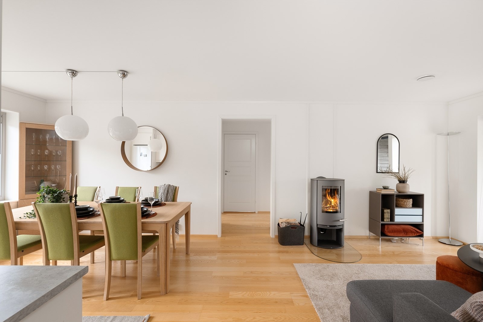 Tidløs og klassisk stil i leiligheten. Helhetlig bruk av materialer og farger. Galleribilde