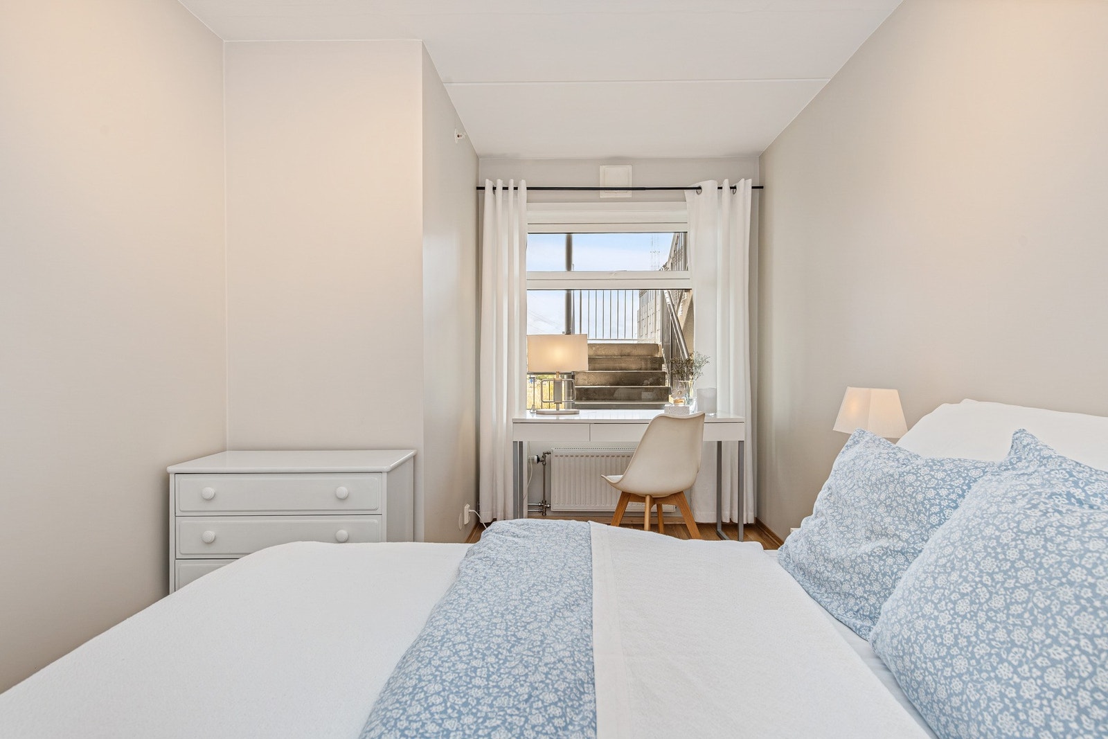 Romslig soverom med plass til arbeidsbord Galleribilde