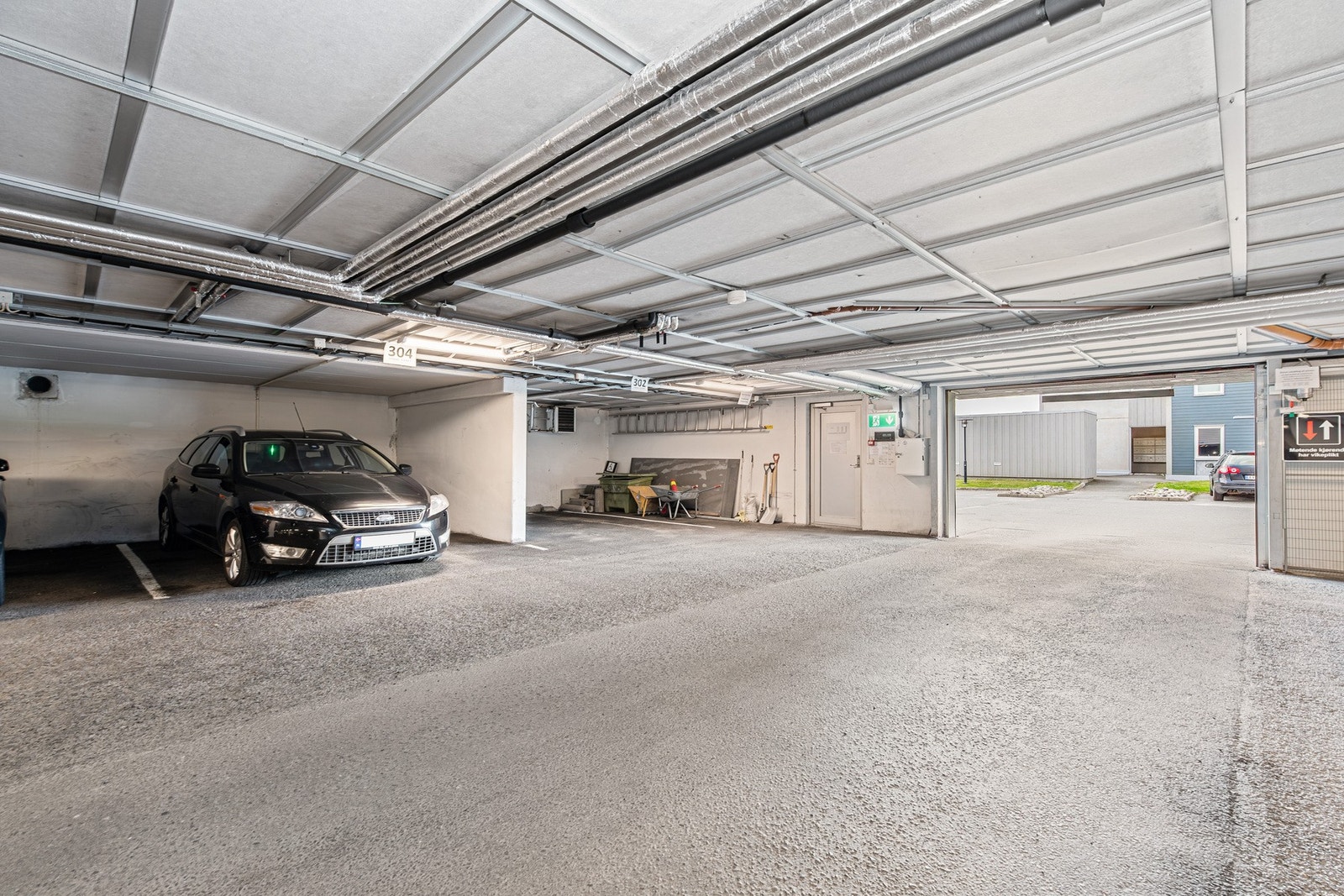 Leiligheten disponerer en romslig biloppstillingsplass på ca. 15 kvm i et lukket felles garasjeanlegg Galleribilde