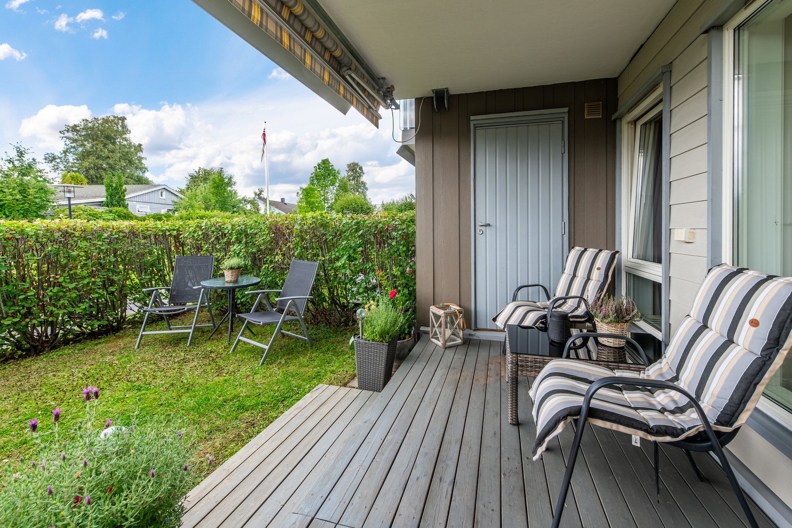 På terrassener det en bod på ca. 5 kvm. Praktisk for oppbevaring av hageputer mm. Galleribilde