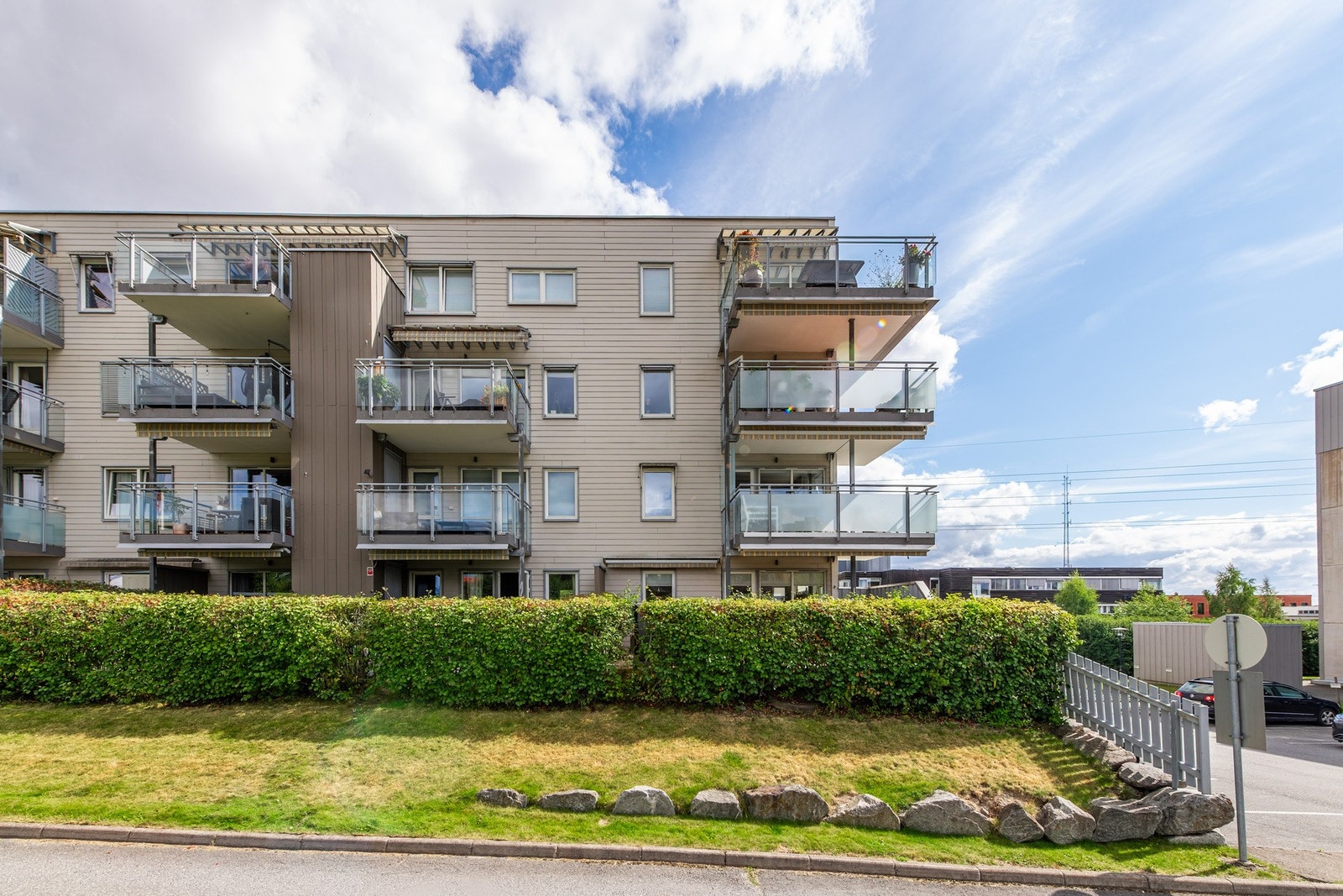Hagen og terrassen ligger tilbaketrukket fra gangveien. Galleribilde