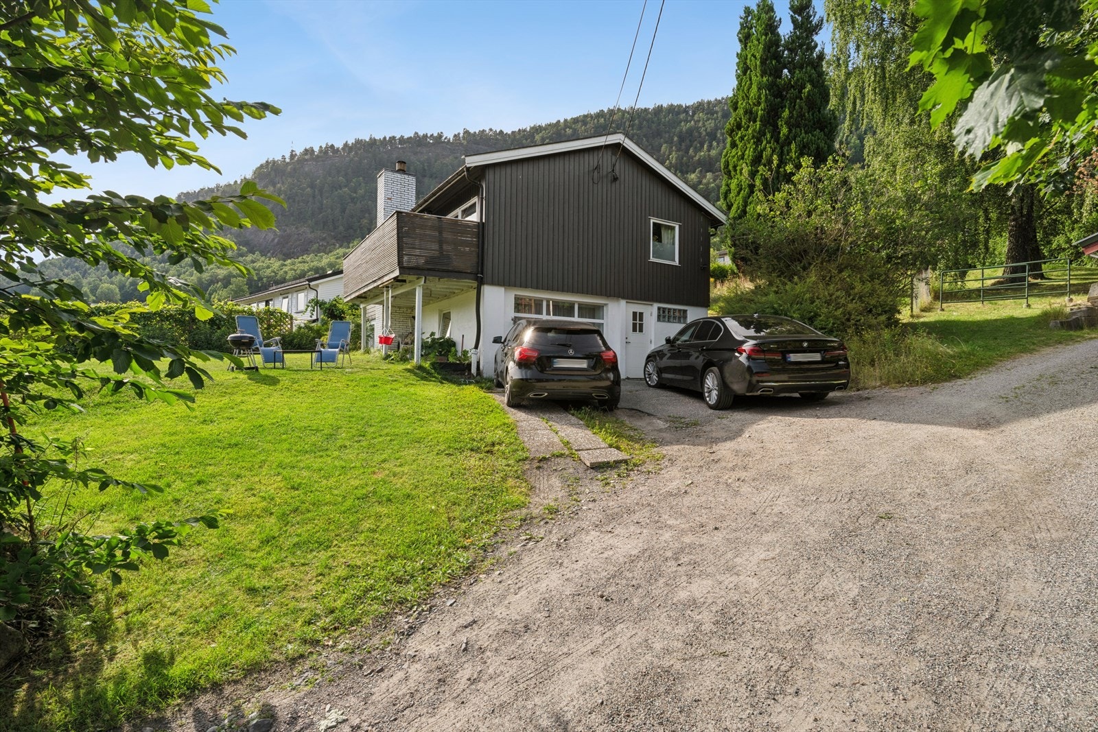Det er egen inngang til hver etasje og adkomst mellom etasjene innvendig med trapp. Galleribilde